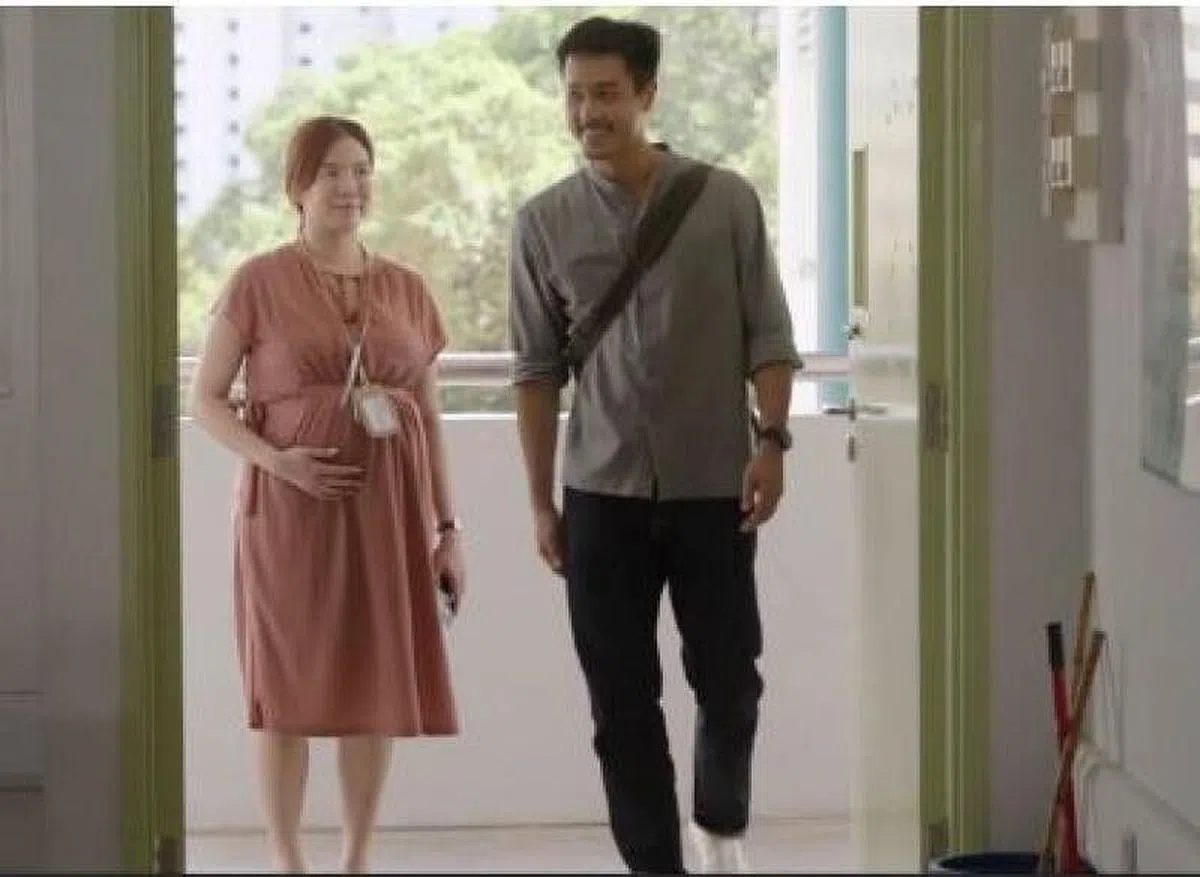 瑞恩与陈邦鋆演出《年书》。（取自网络） 