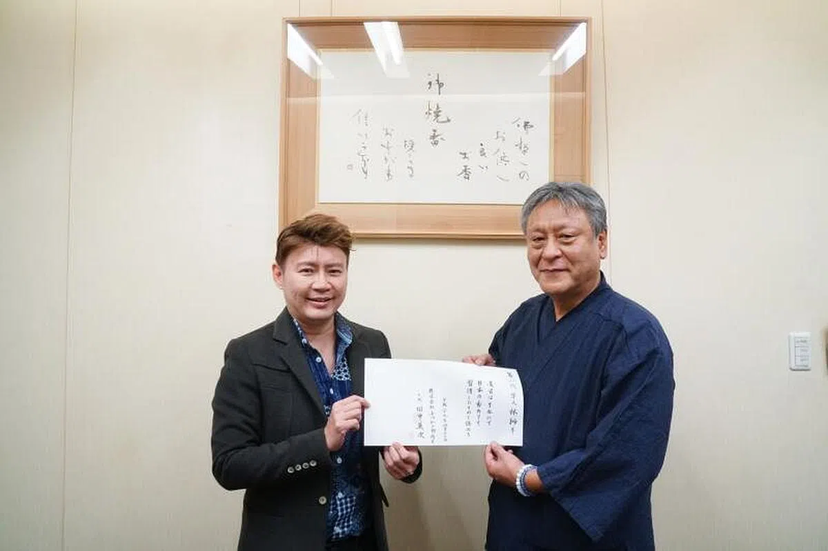 林狮丰从日本师傅那里获得手谕，成为华人第一代传人。（受访者提供）