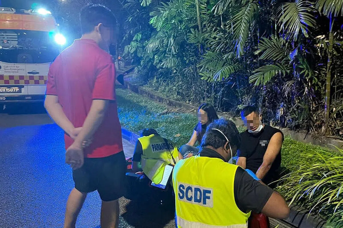 巴士途经事发路口时，不料与一辆电单车发生碰撞，导致电单车骑士和后座乘客被抛飞，擦伤流血。（取自面簿）