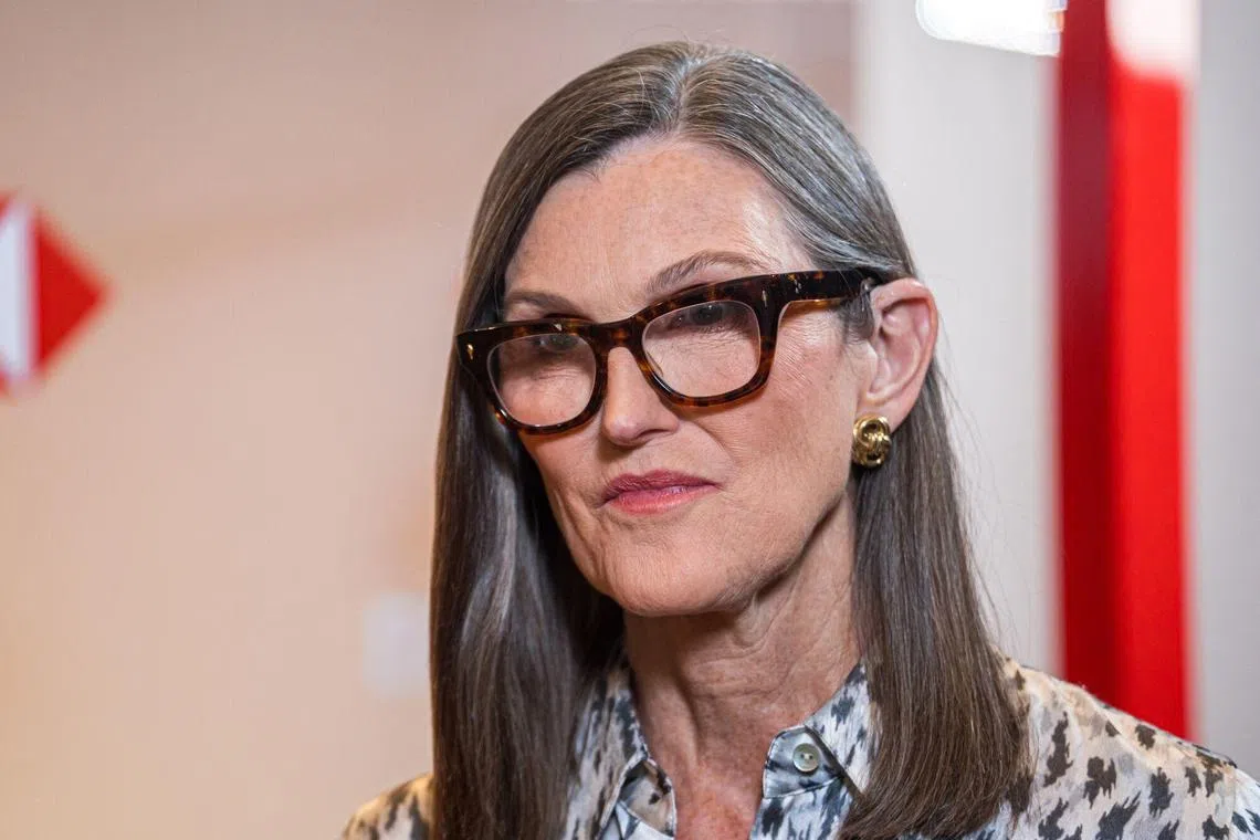 方舟投资首席执行官凯西伍德在2月25日在香港汇丰全球投资峰会上表示，她仍然看好特斯拉公司，并预计该公司股价将在五年内达到2600 美元。（彭博社）