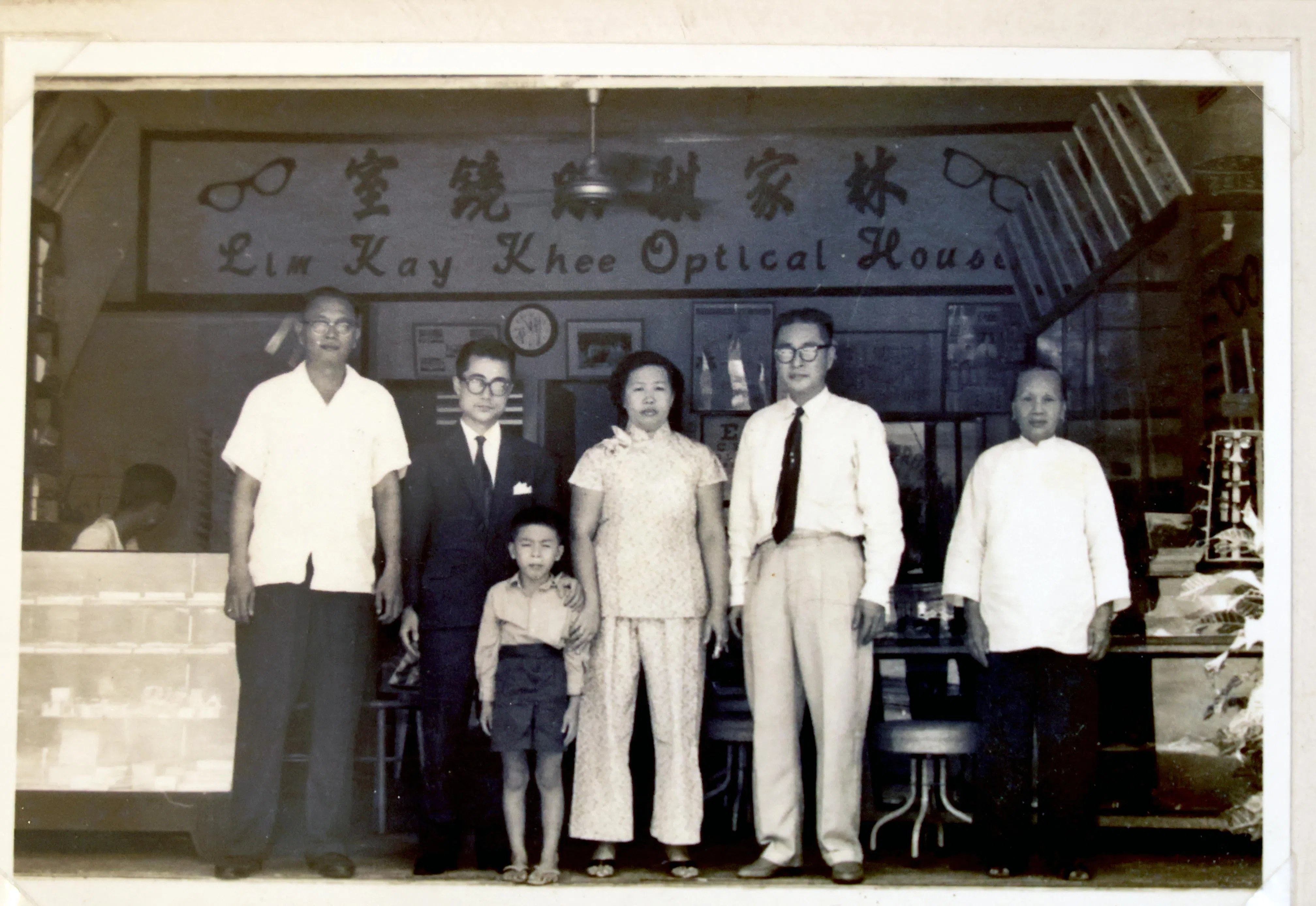 林家骐眼镜室原貌，图中小孩为林声成。（受访者提供）