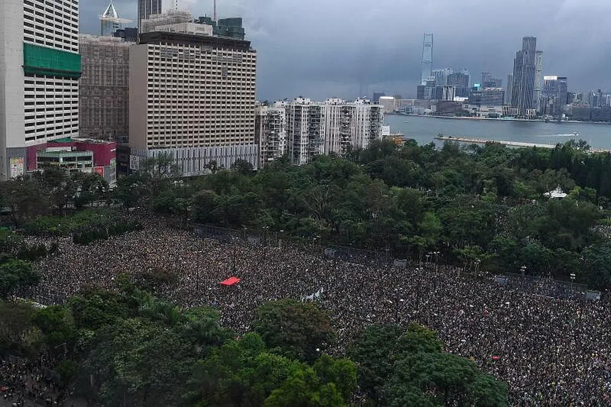 2019年8月18日，数以千计的香港民众聚集在维多利亚公园，反对港府修订《逃犯条例》。（法新社） 