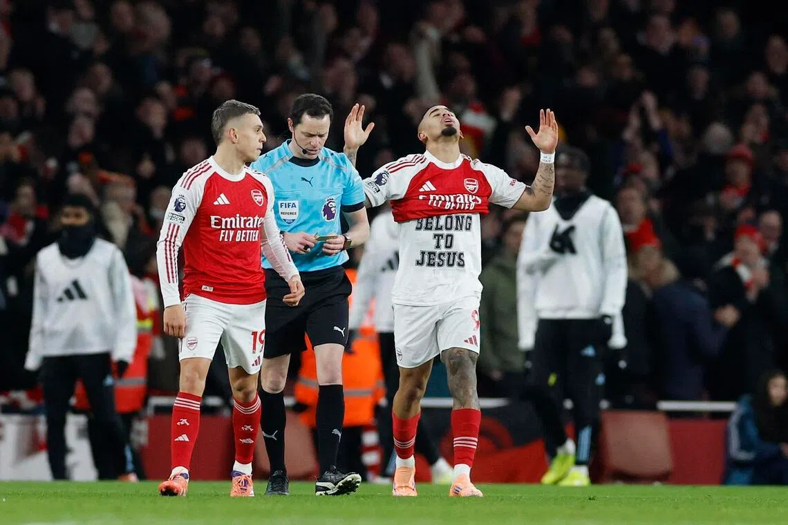 时隔近一年后复出进球，让炮兵的巴西前锋热苏斯（右）激动不已。他在破门后脱掉球衣，露出印有“我属于耶稣”字样的白色短袖，并做出巴西足球名宿卡卡的同款庆祝动作。（路透社）