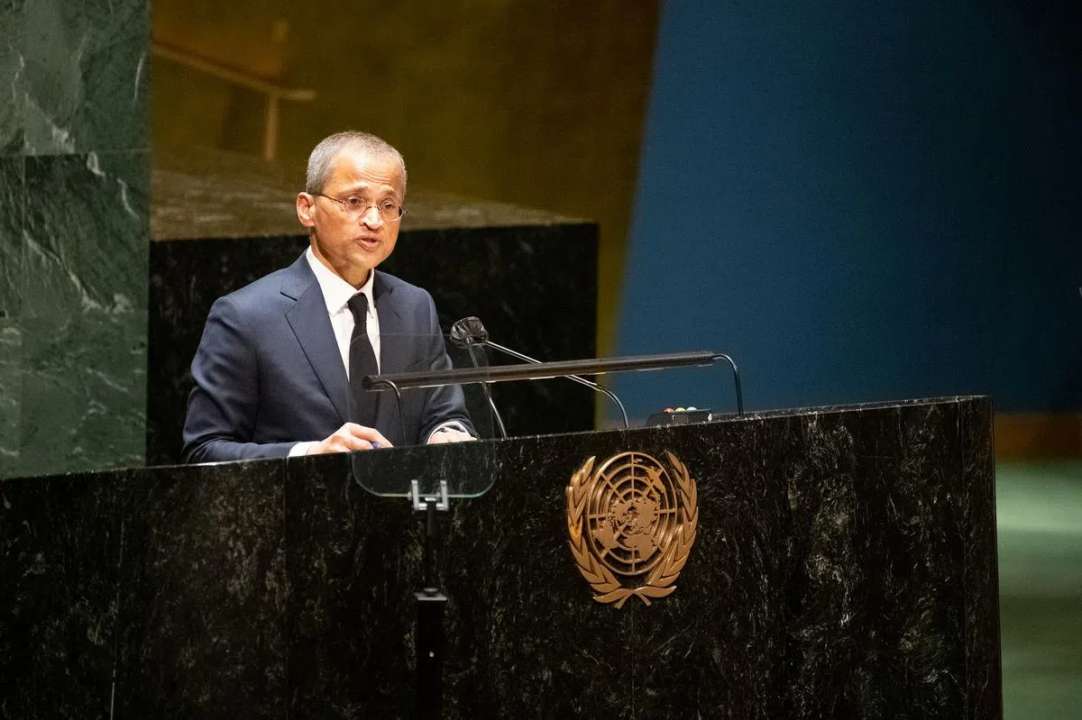 新加坡常驻联合国代表柏罕加福今年2月28日在联合国就俄罗斯入侵乌克兰召开的紧急特别会议上发表声明，强烈谴责俄罗斯的侵乌行为严重违反国际法，并呼吁各国齐力捍卫和平与联合国宪章原则。（联合国照片）