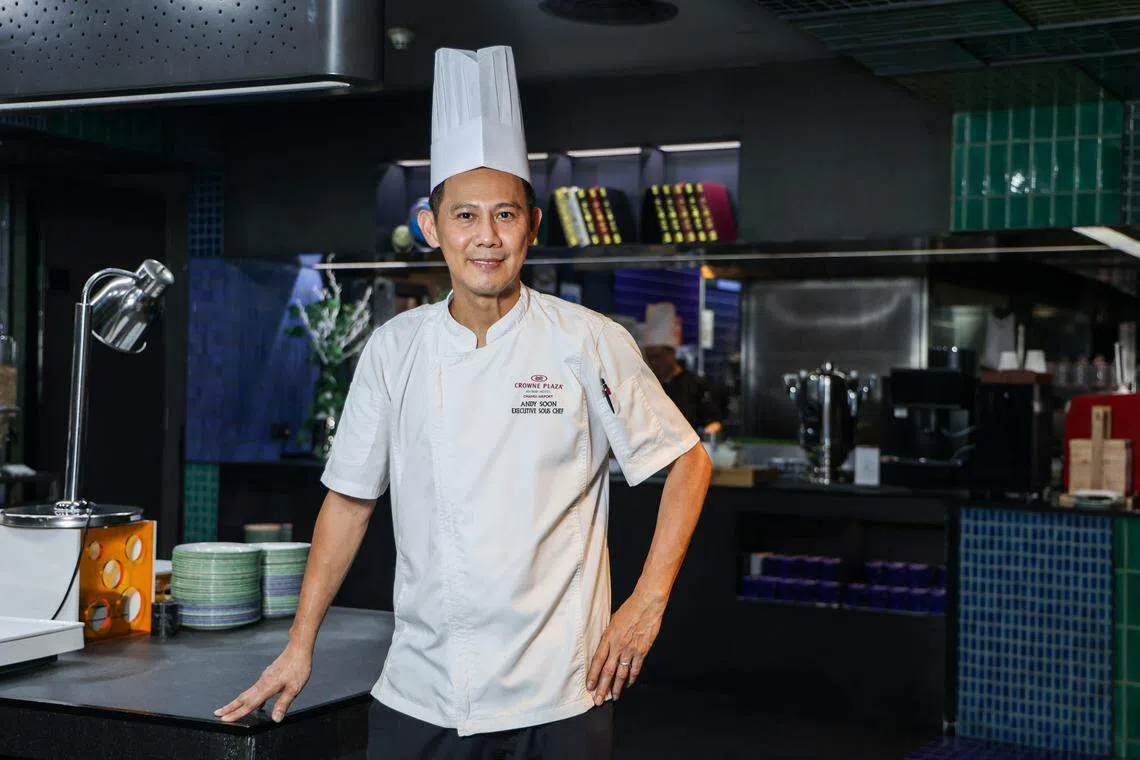 樟宜机场皇冠假日酒店副行政总厨孙国华，经常动脑筋想新的做菜方法。（白艳琳摄）