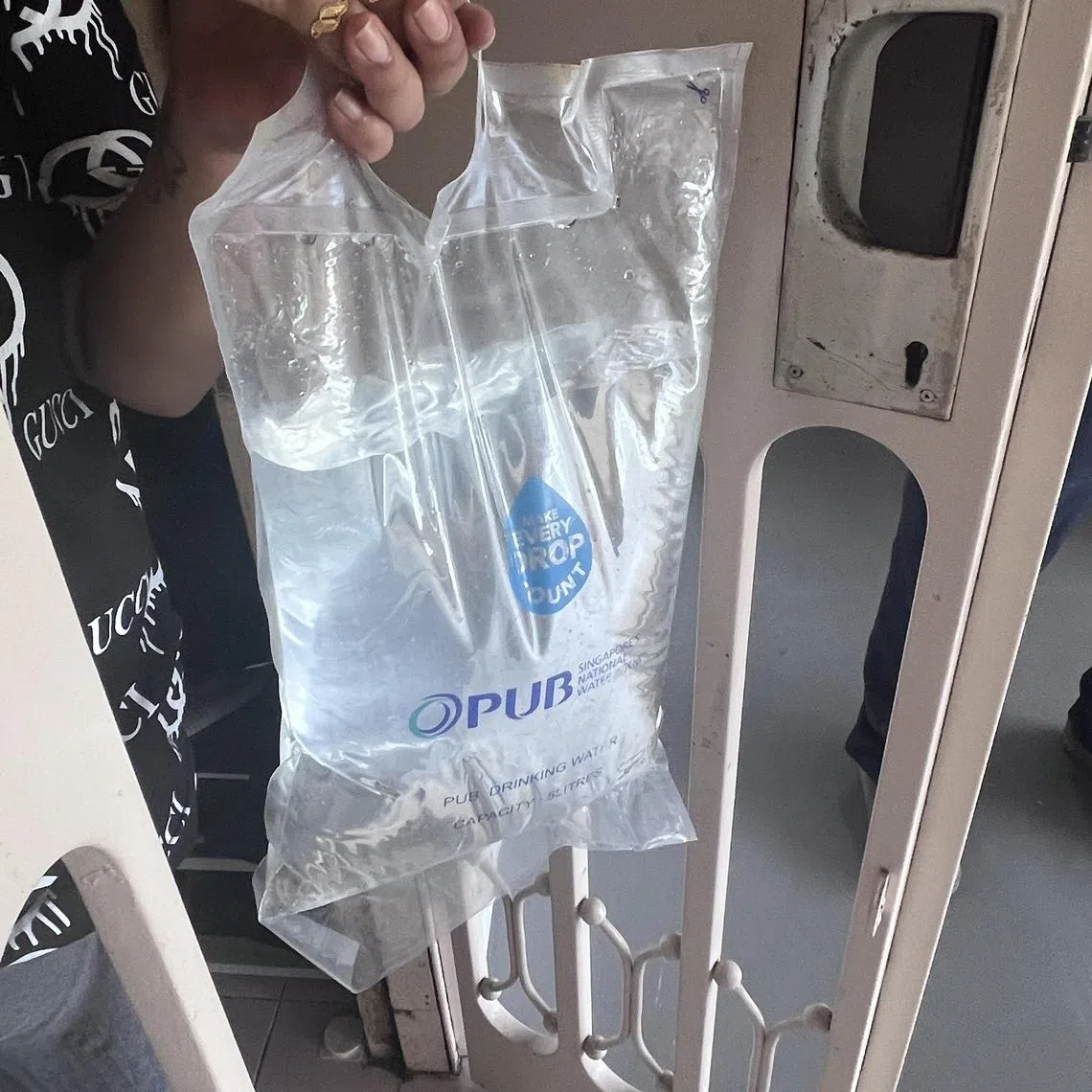 公用事业局为居民提供饮用水。（管雅凡摄）