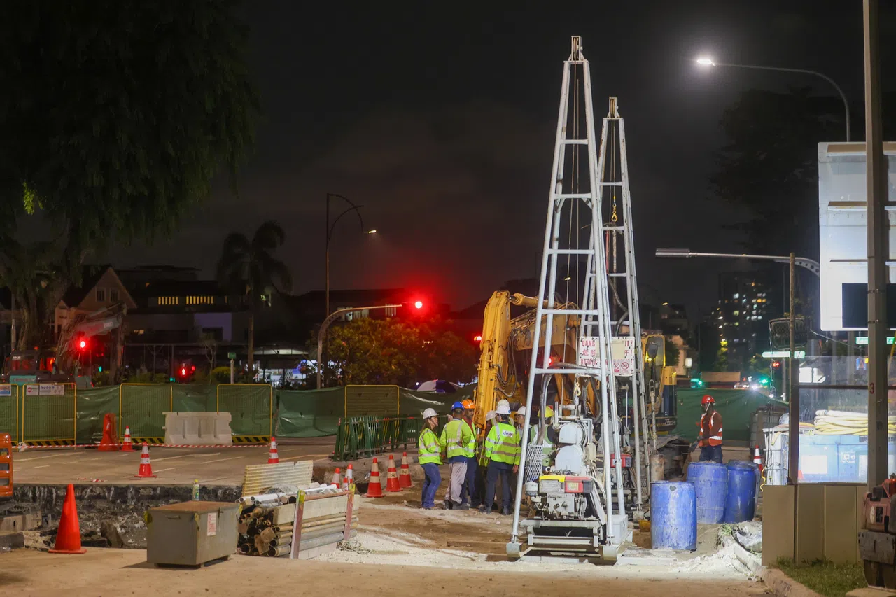 公用局主要采用三种探测方式确保地基稳固，图中这种物理探测方式在地面上钻孔，并插入一根长金属杆来探测地下是否存在空隙或空洞。（吴先邦摄）