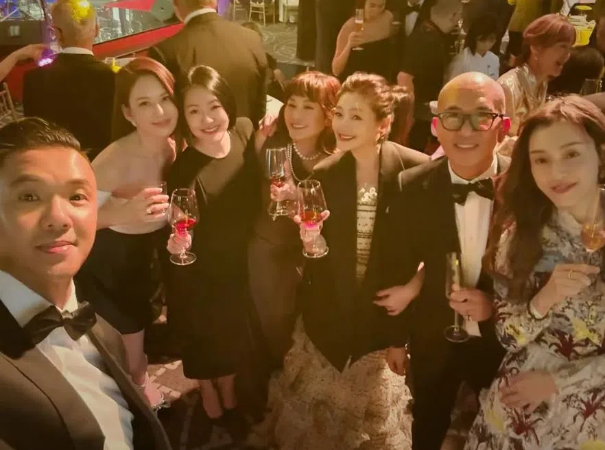 大S（右三）在1月25日才现身王伟忠女儿婚宴，大伙开心合影留念。（互联网）