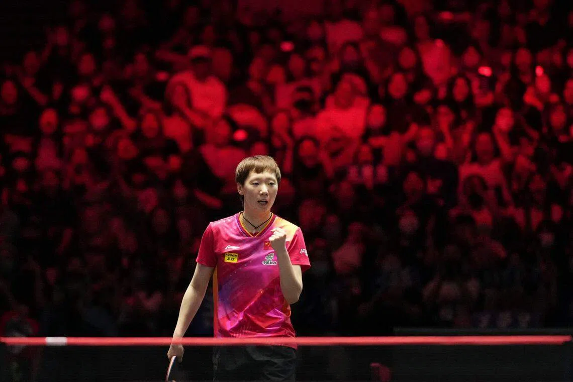 中国球员王曼昱夺得WTT新加坡大满贯赛女单冠军。（谢智扬摄）