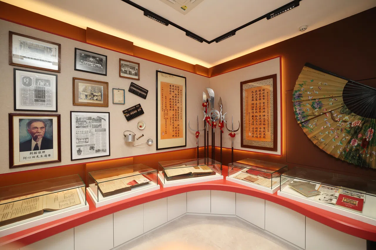 三水会馆二楼文物馆，展示三水人的传统、风俗和对新加坡的重要贡献。（蔡家增摄）