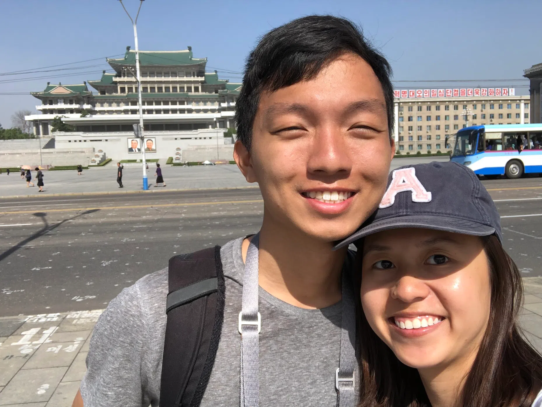 开始交往后，刘建胜（左）和周盈莹（右）一起去朝鲜，完成了旅行清单上的一大选项。（受访者提供）