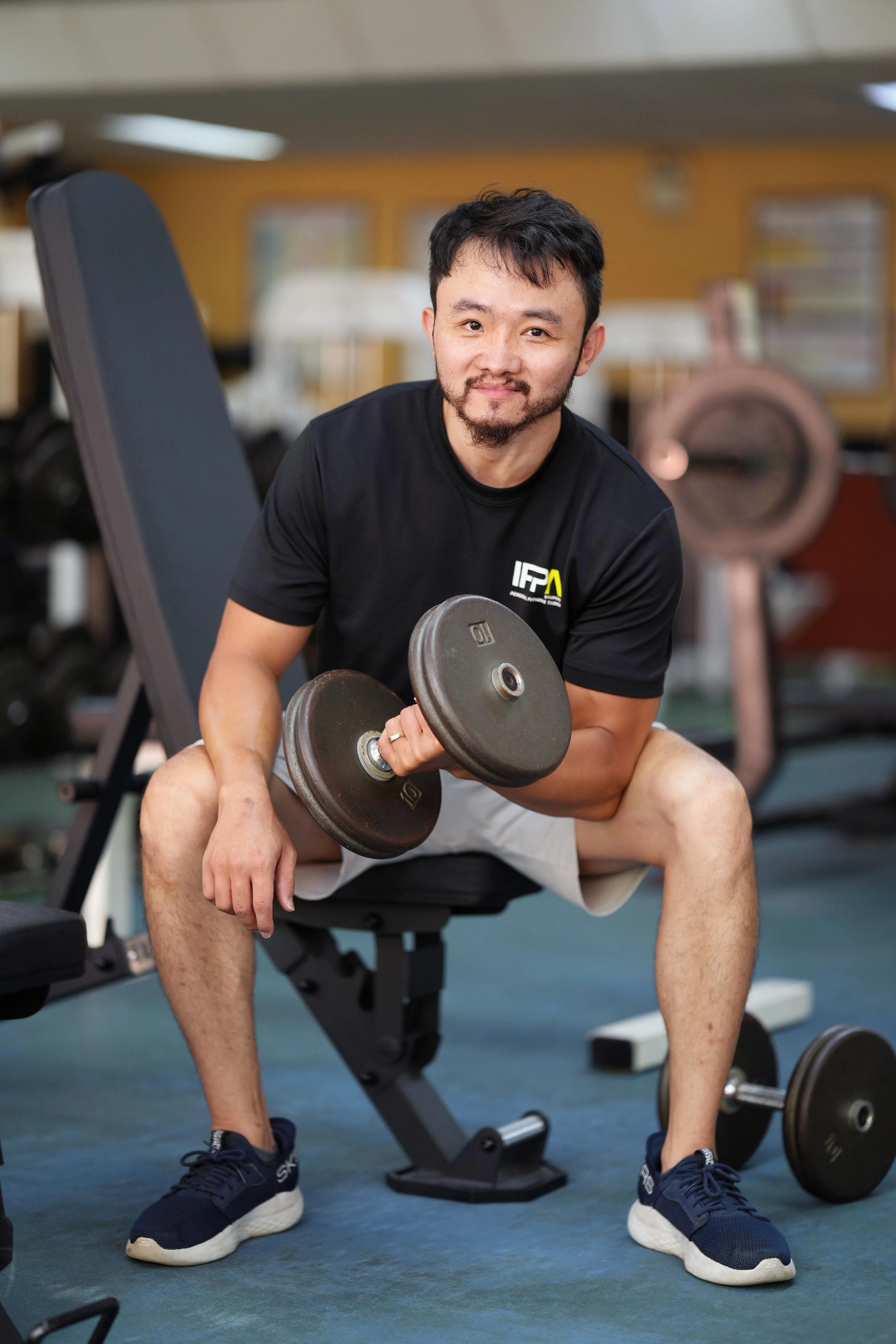 曾卫良鼓励年长者慢慢来，先掌握正确健身技巧和姿势，把基础打好。（谢智扬摄）