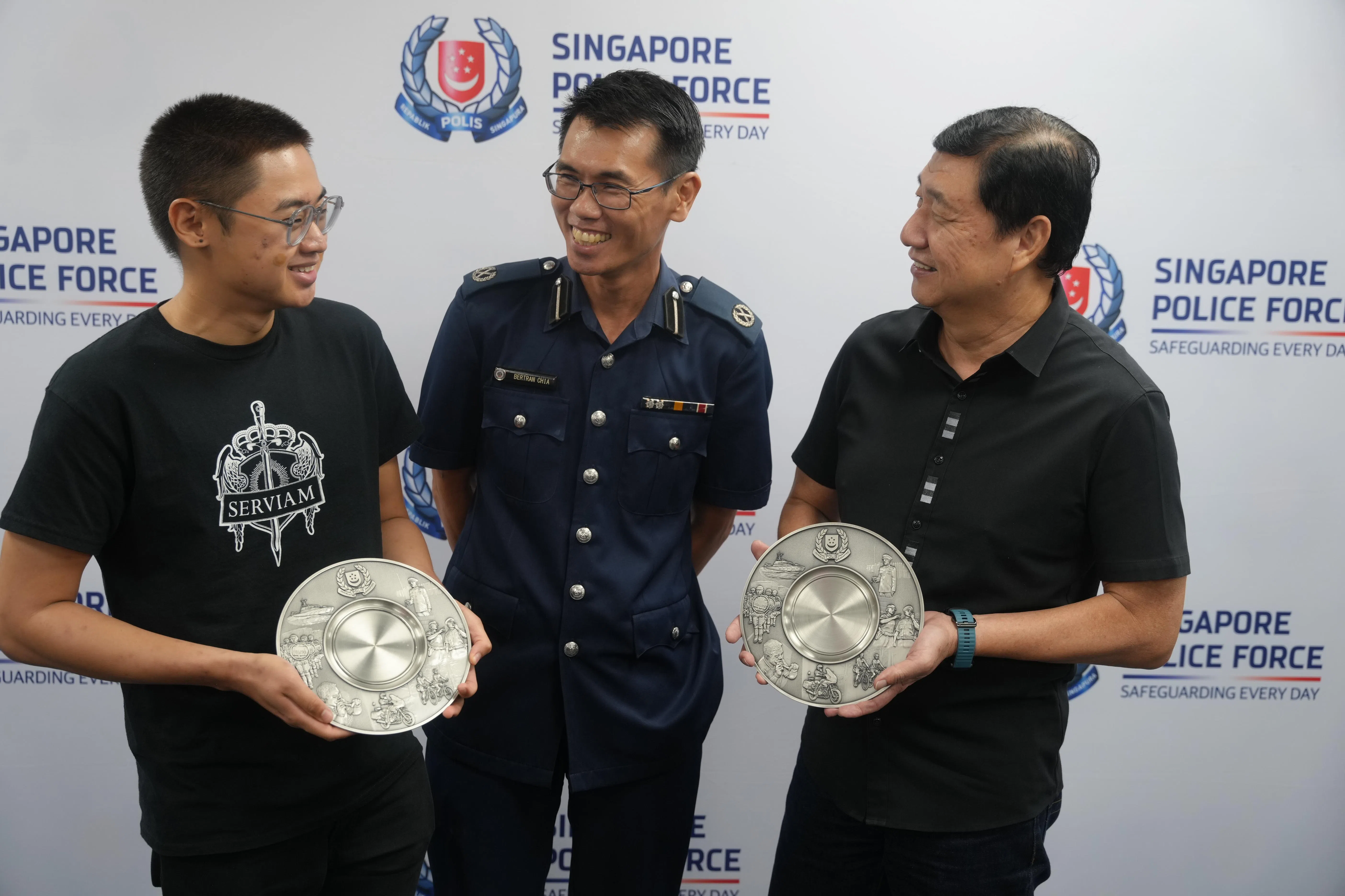 裕廊警署副署长谢沝玕副助理警察总监（中）颁发公民意识奖给制伏嫌犯的刘启瑞（左）和陈财文。（谢智扬摄）