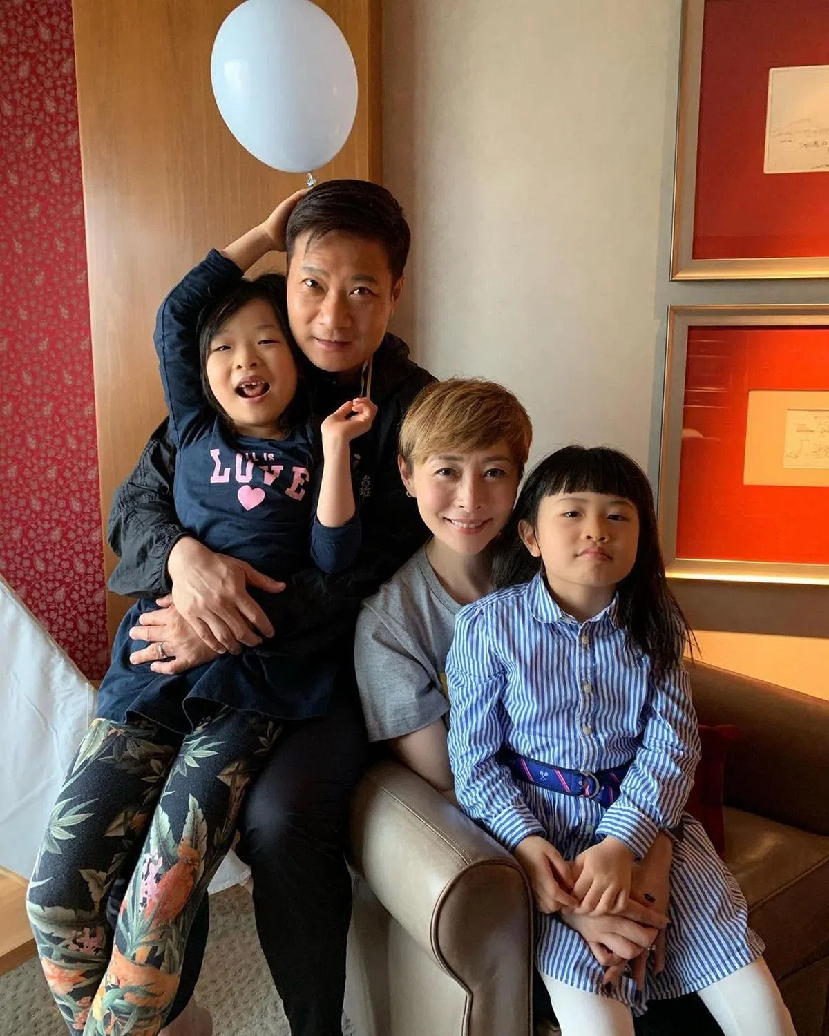 网民说大女儿（右一）像钱嘉乐（左二），二女儿（左一）则像汤盈盈。（取自艺人IG）