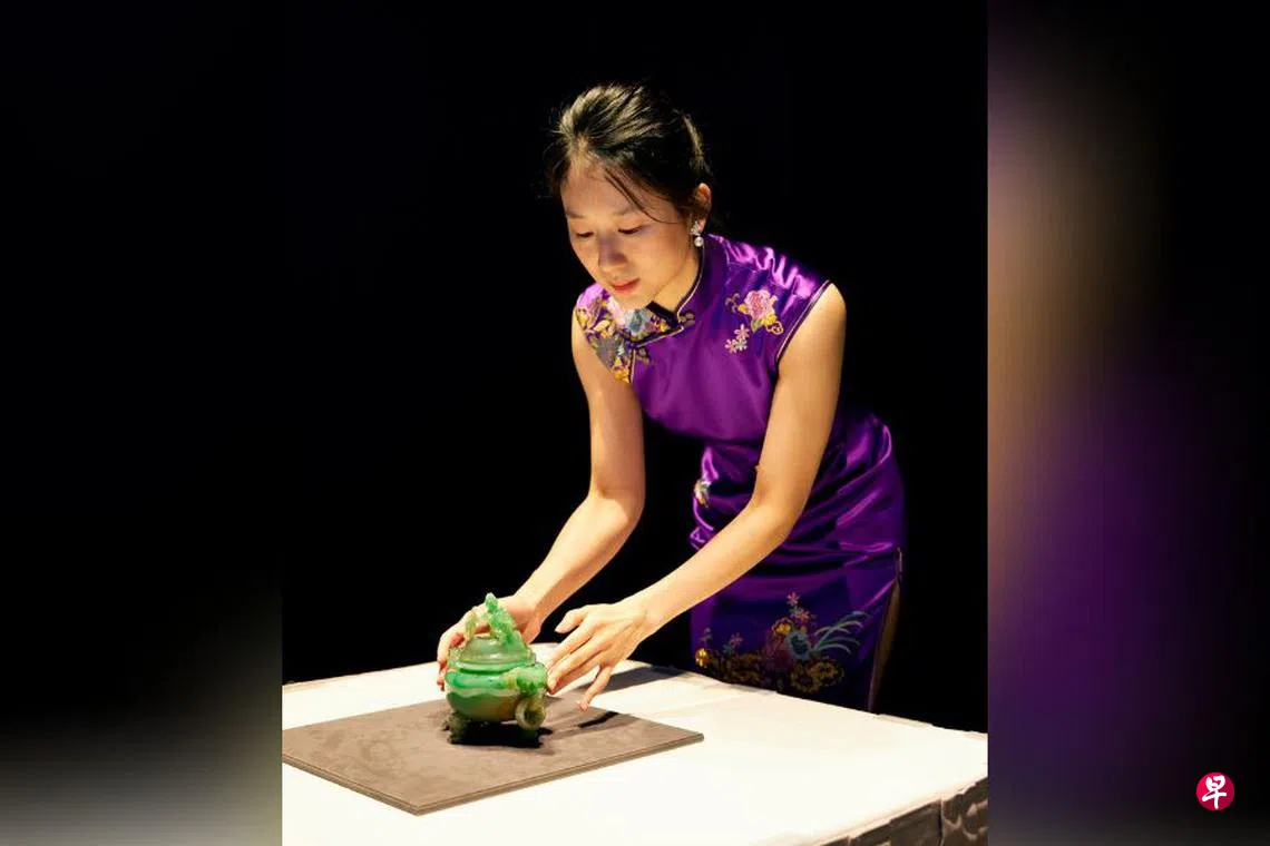 中国艺术“拍卖女王”陈良玲：一身旗袍东方美一拍落锤千百万| 联合早报