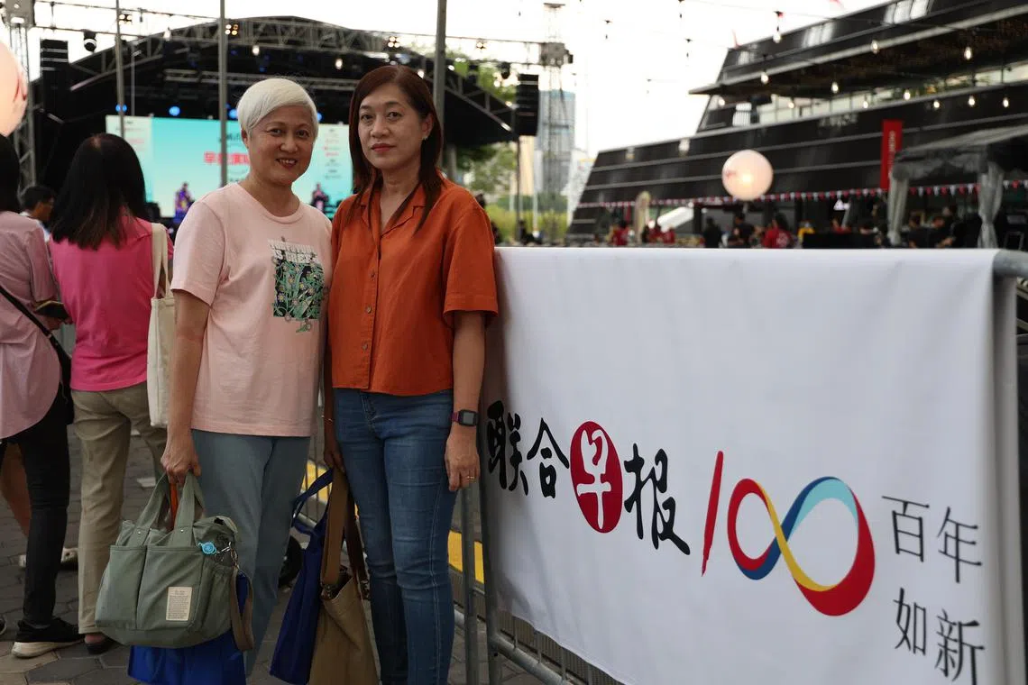 “《联合早报》是我生活的一部分，是我的精神粮食，从小到现在，每天起床的第一件事就是看早报。很高兴早报能举办这场演唱会，勾起许多人的美好回忆，我和妹妹读高中时就开始听新谣，家中还摆放着不少新谣的卡带和唱片，今天能来现场‘追星’真的很激动。”——罗丽梅（60岁，家庭主妇）（关俊威摄）