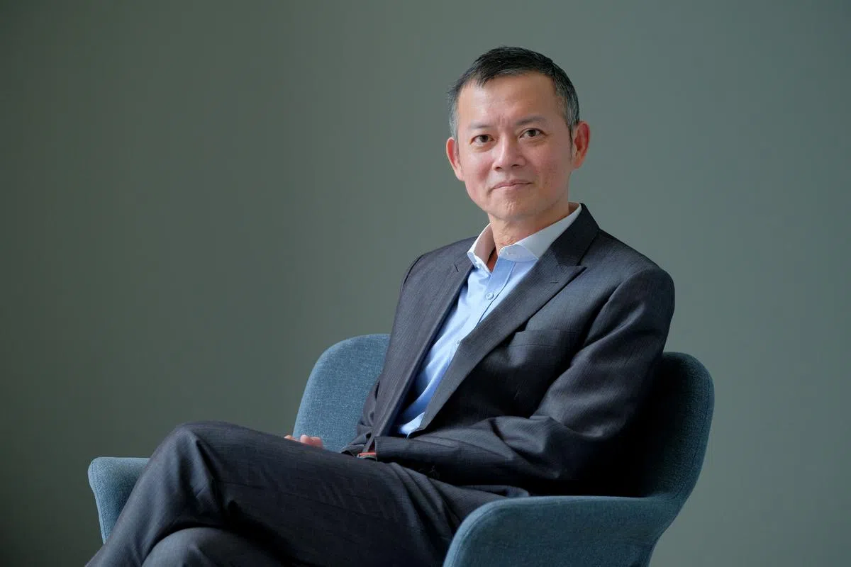 新加坡全国皮肤中心高级顾问医生唐天源教授提醒，持续使用多种护肤品会给皮肤造成不必要的压力。（龙国雄摄）