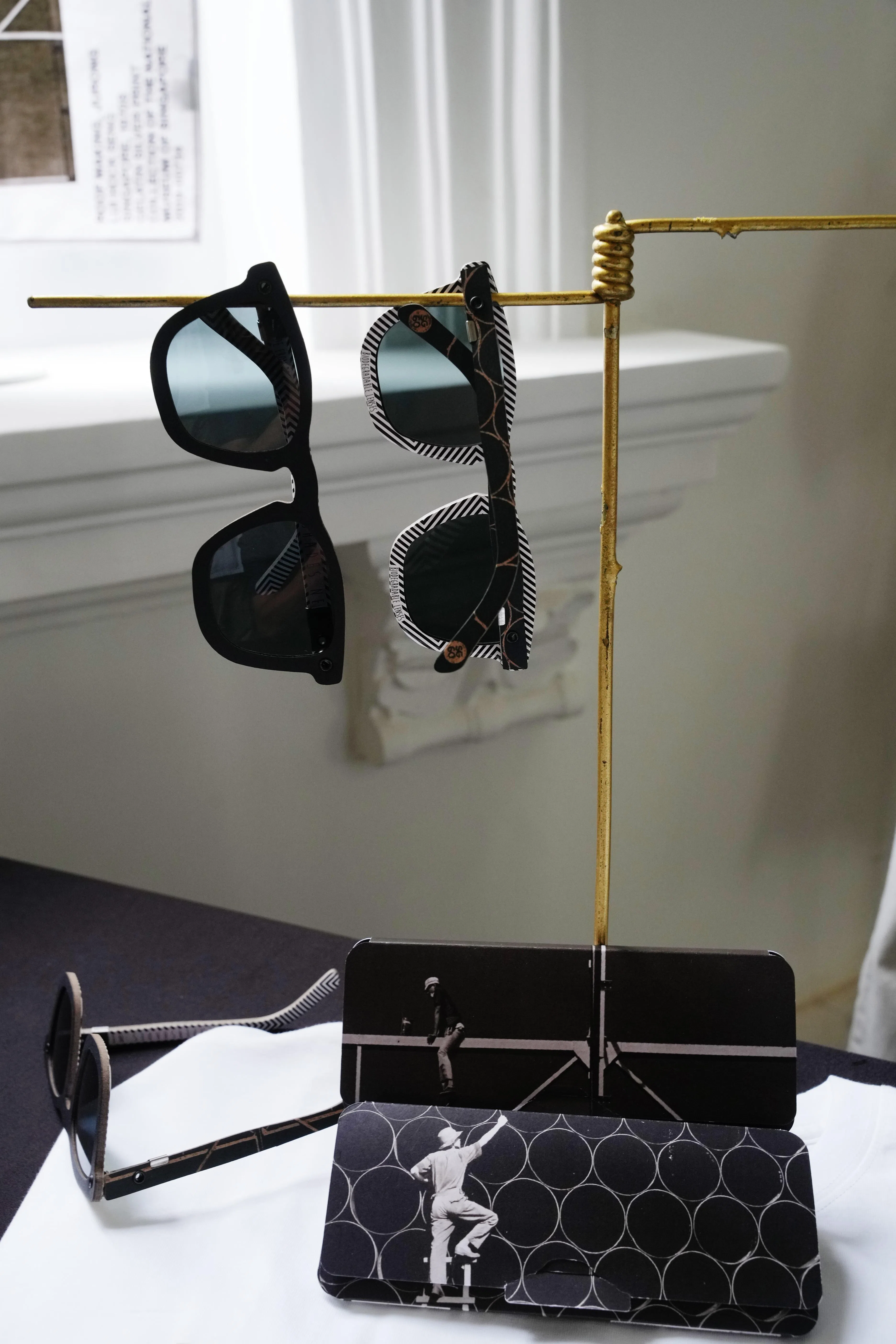 香港的创新环保太阳眼镜Paper Shades从雷福胜作品里的几何图汲取设计灵感。（谢智扬摄）