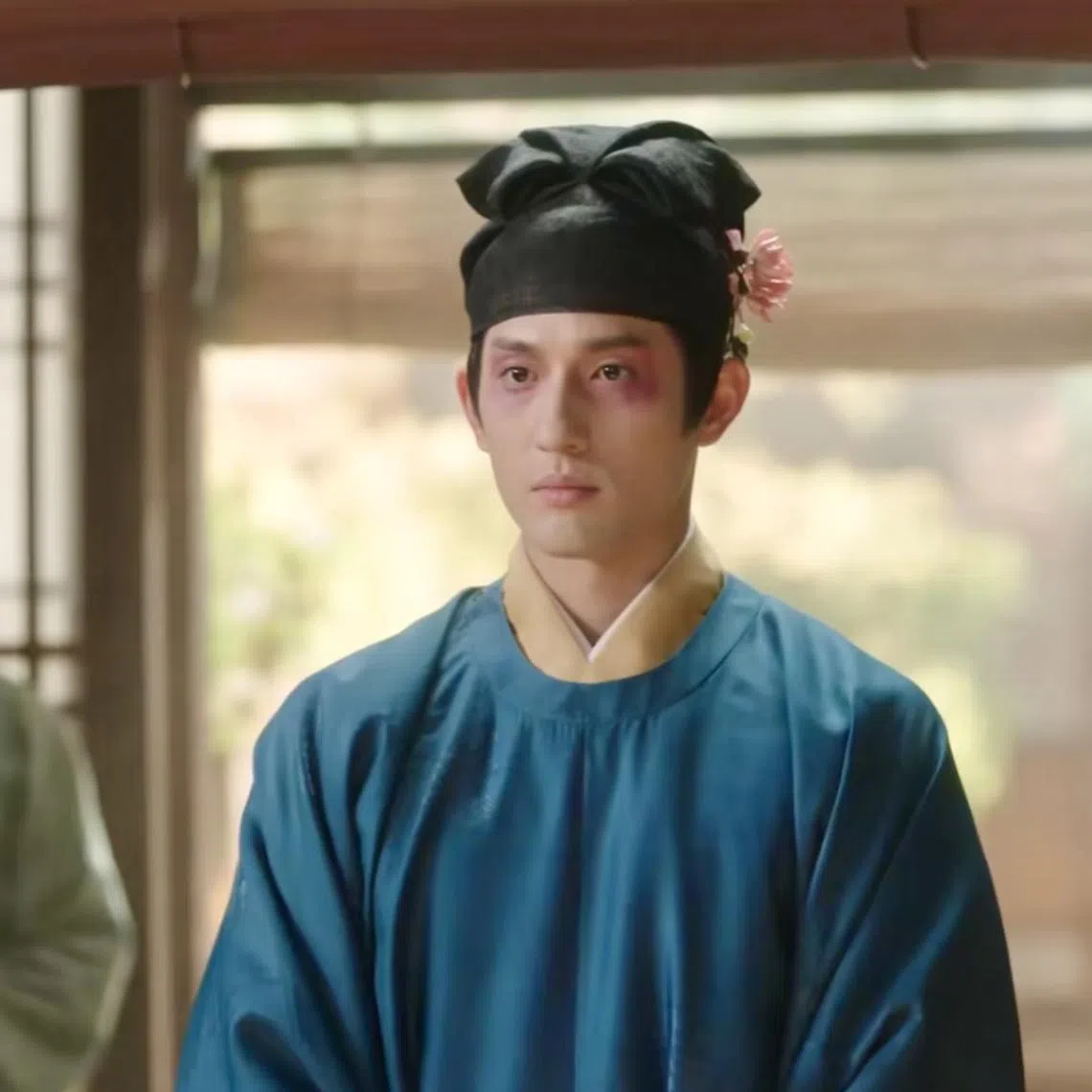 孙政第12集吃拳头被打至“熊猫眼”，笑果十足。（互联网）