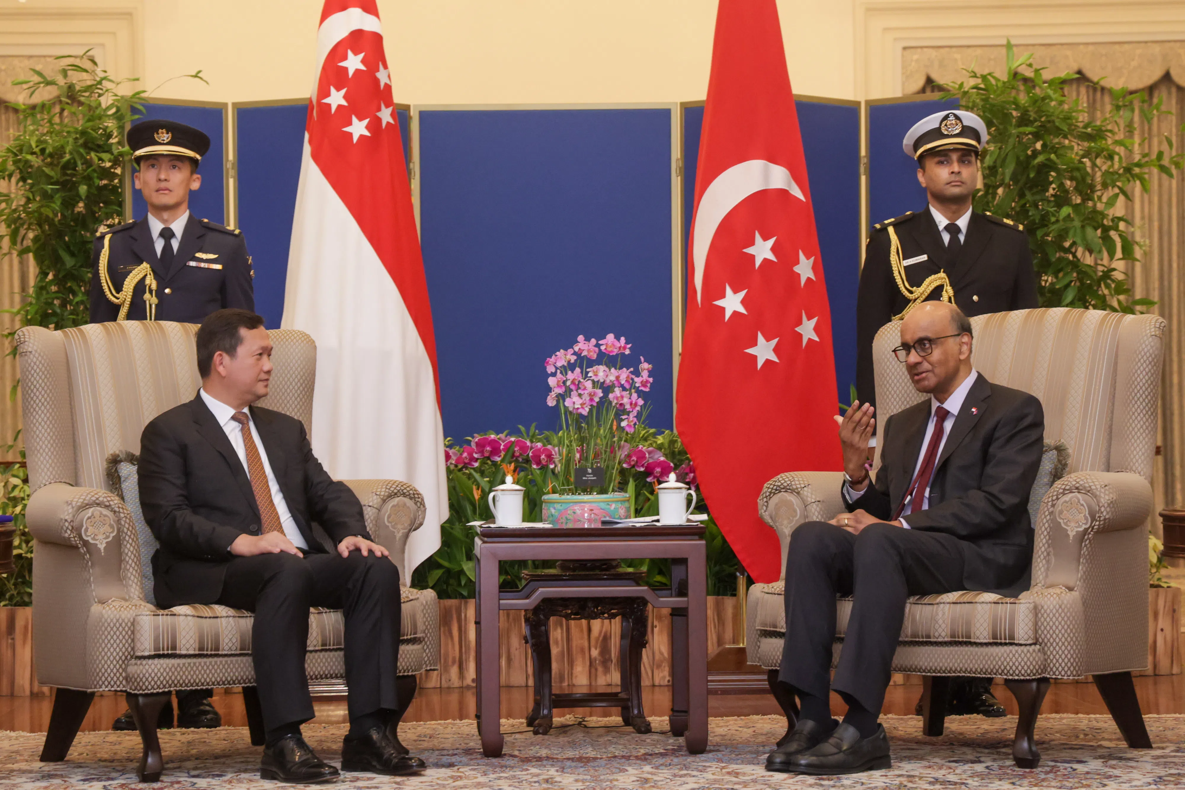 
柬埔寨首相洪马内（左）首次正式访问新加坡，他星期二在总统府出席了欢迎仪式，并会见尚达曼总统。（蔡家增摄）