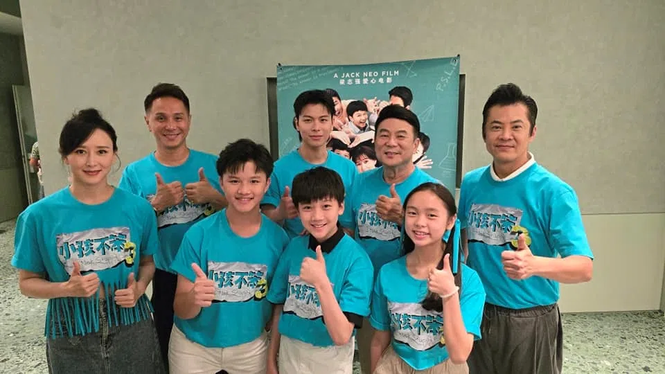 梁志强（后排右二）不久前携《小孩不笨3》主演到中国宣传，在电影中饰演陪读妈妈的胡静（前排左一）是那英的闺蜜，也帮忙搭桥。（取自梁志强脸书）