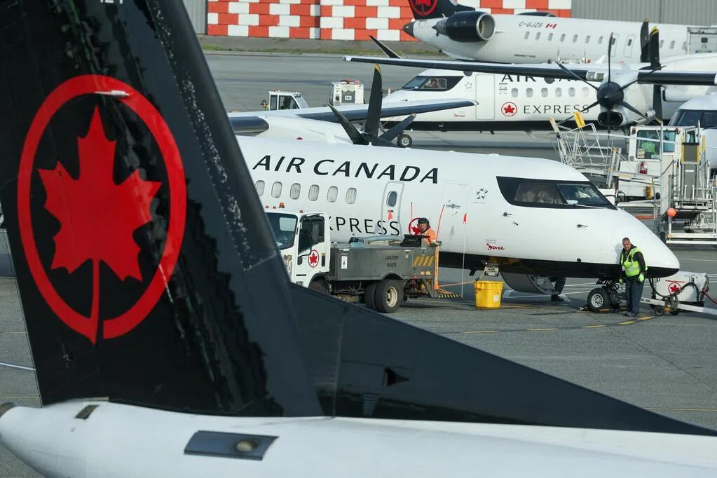 加拿大航空（Air Canada）前机长沃尔（Geoffrey Wall）涉嫌在未取得机长所需执照的情况下，于2009年