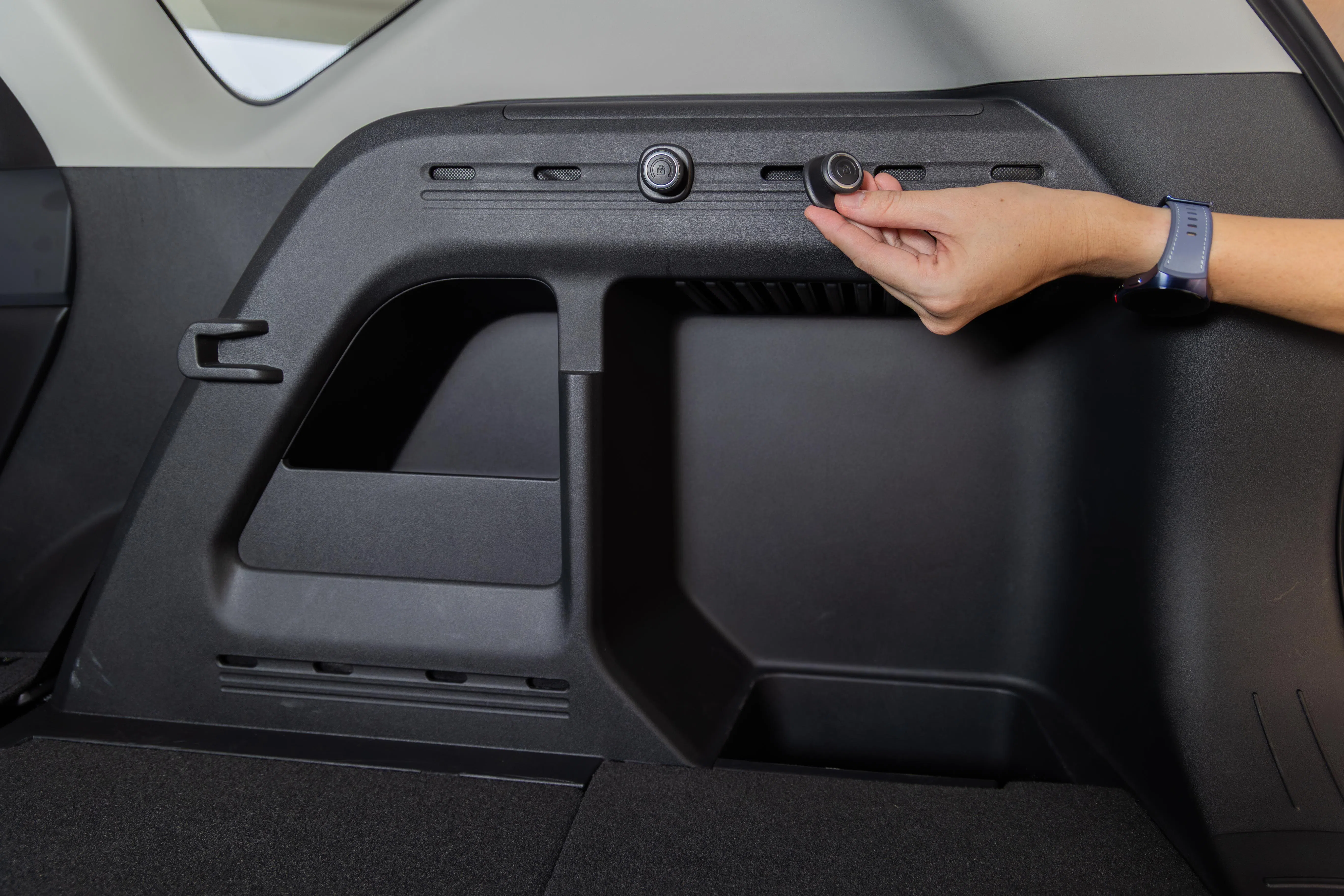 尾厢侧壁的旋钮挂钩，悬挂物品非常方便。（吴先邦摄）