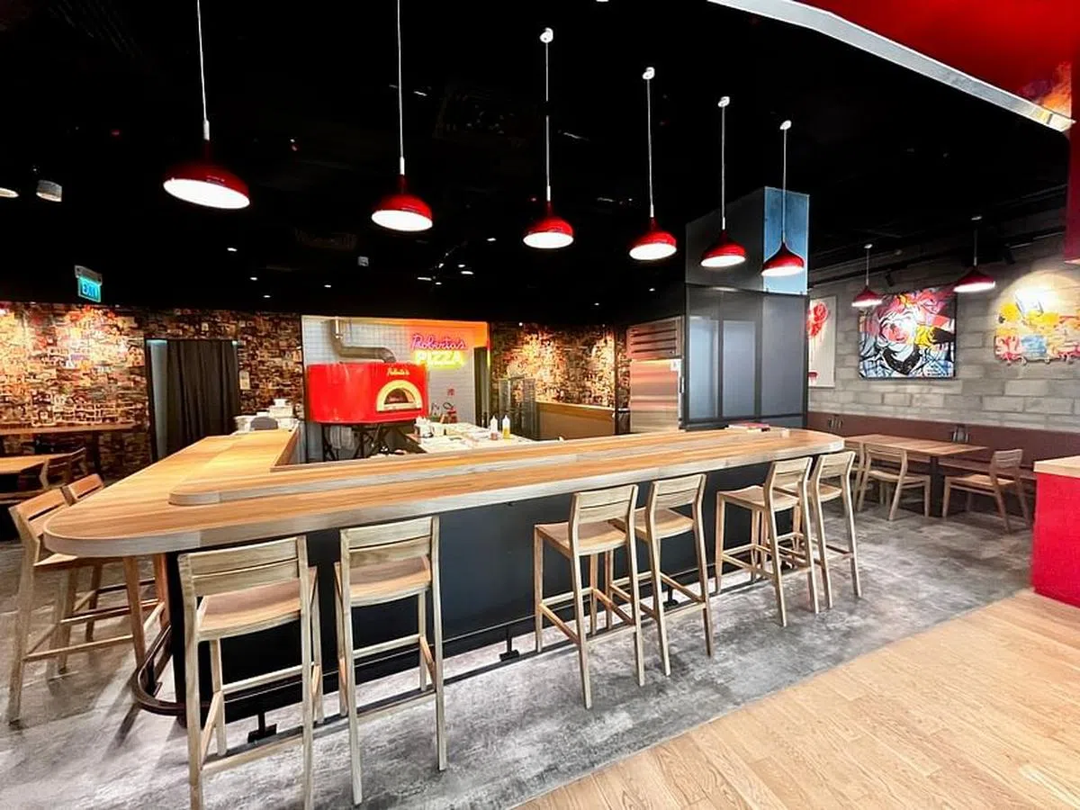 Roberta's Pizza的开放式厨房让食客观赏到比萨的制作过程。