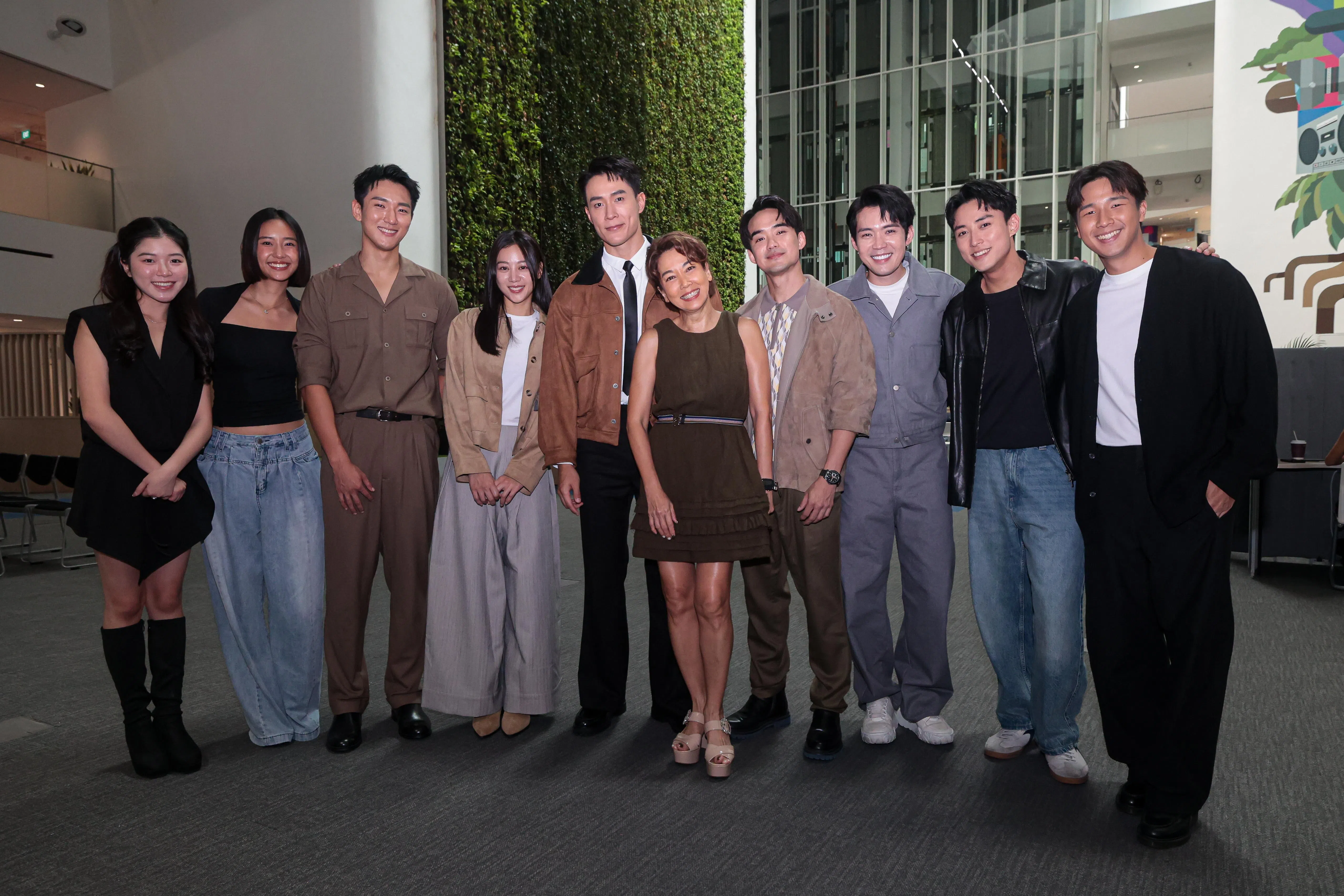 《迷茫又无惧的我们》演员群冯凯忆（左起）、黄慧燕、翟思铭、刘怡伶、邓伟德、钟琴、黄超群、黄振隆、陈子盛和蔡程俊出席媒体茶叙。（李冠卫摄）