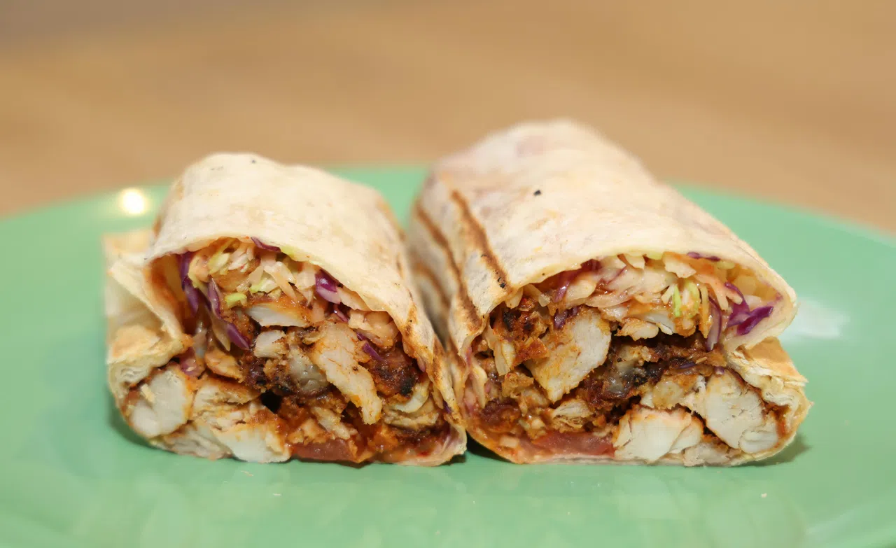 鸡肉Kebab卷饼，饼香肉嫩，搭配生菜、番茄和自制酱料，层次丰富。（唐家鸿摄）