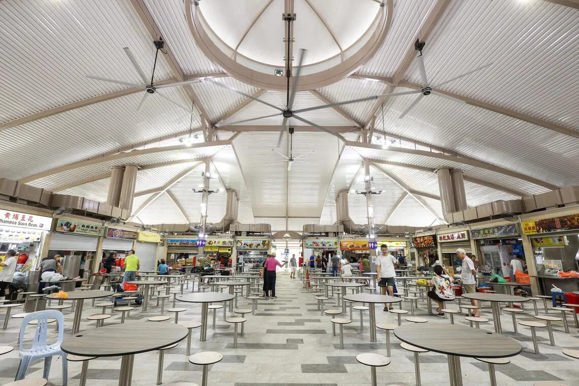 这次整修主要集中在改善用餐环境，包括增设风扇、电灯，通风系统等，让小贩中心更凉爽、明亮。（游甯稀摄）