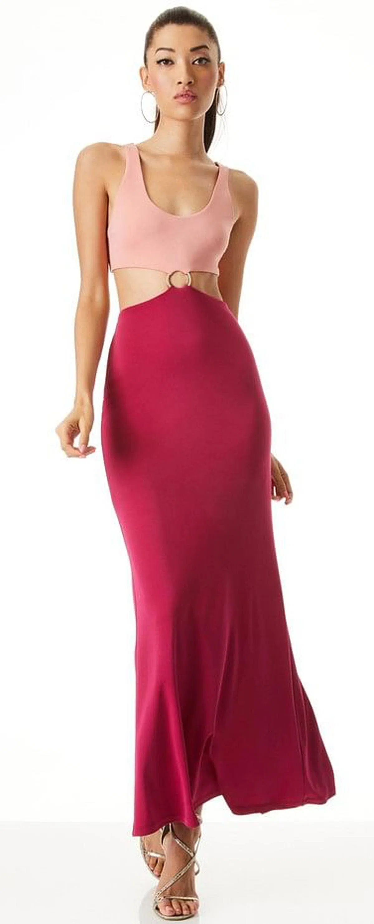 Alice + Olivia镂空长裙采用时下最流行的腰间镂空剪裁。（互联网）