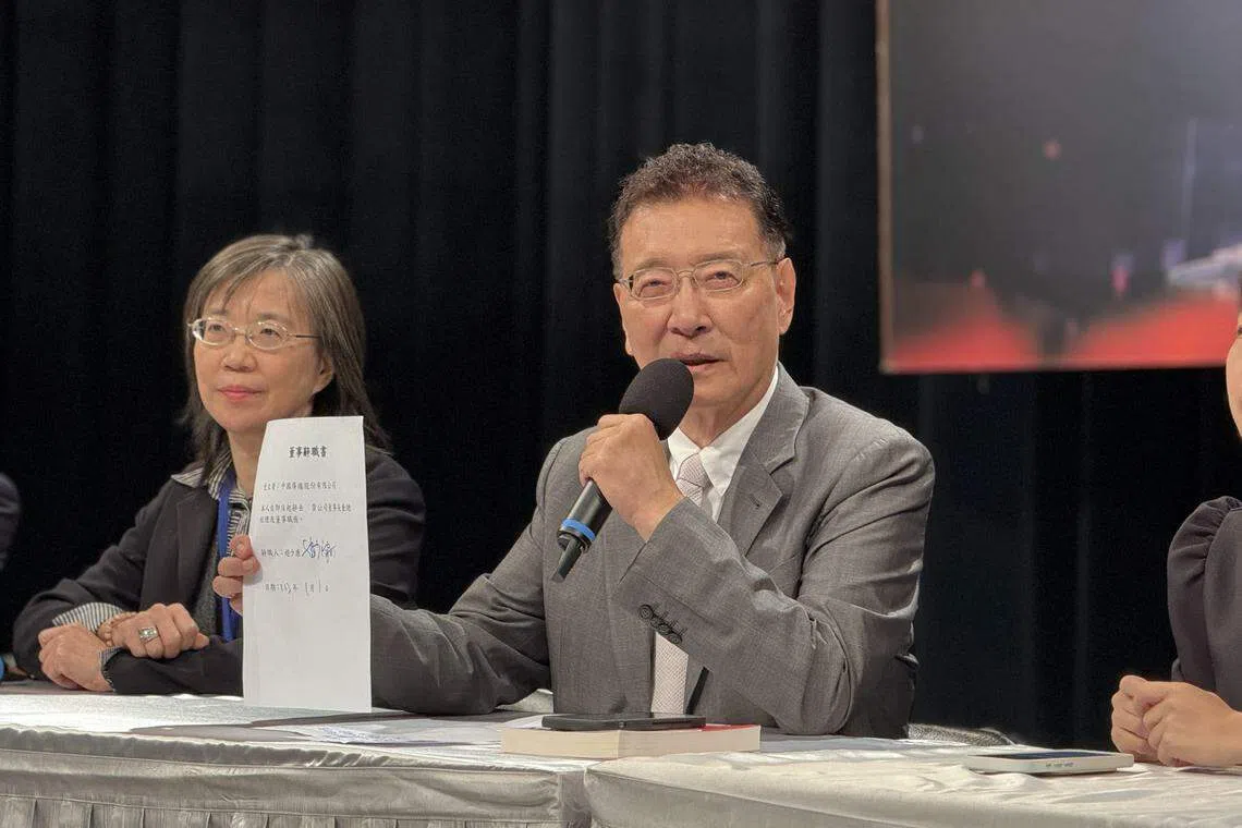 台湾在野的国民党副总统候选人赵少康（中）1月1日宣布辞去中广董事长，他当天在副总统候选人电视辩论会结束后，现身记者会并秀出辞职书。（缪宗翰摄）