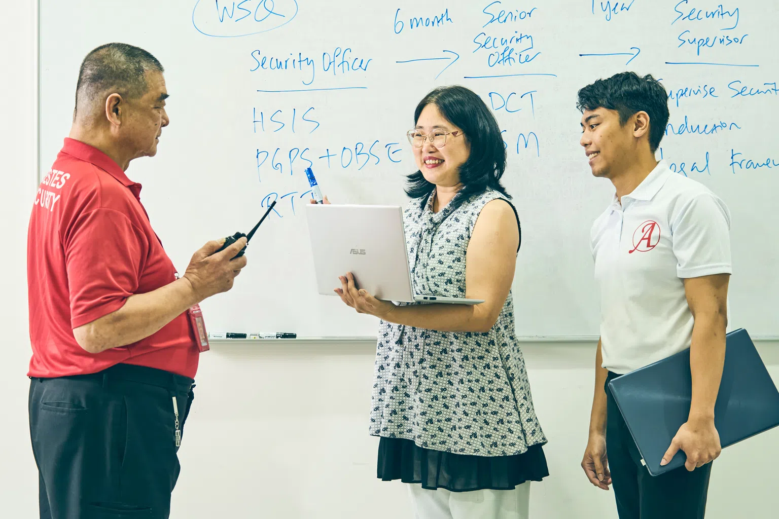 Acestes人力资源兼财务总监谢雪玲（中）与人事主管颜松辉（左）及祖尔（Zul）讨论培训课程的时间表。（图/新报业媒体）