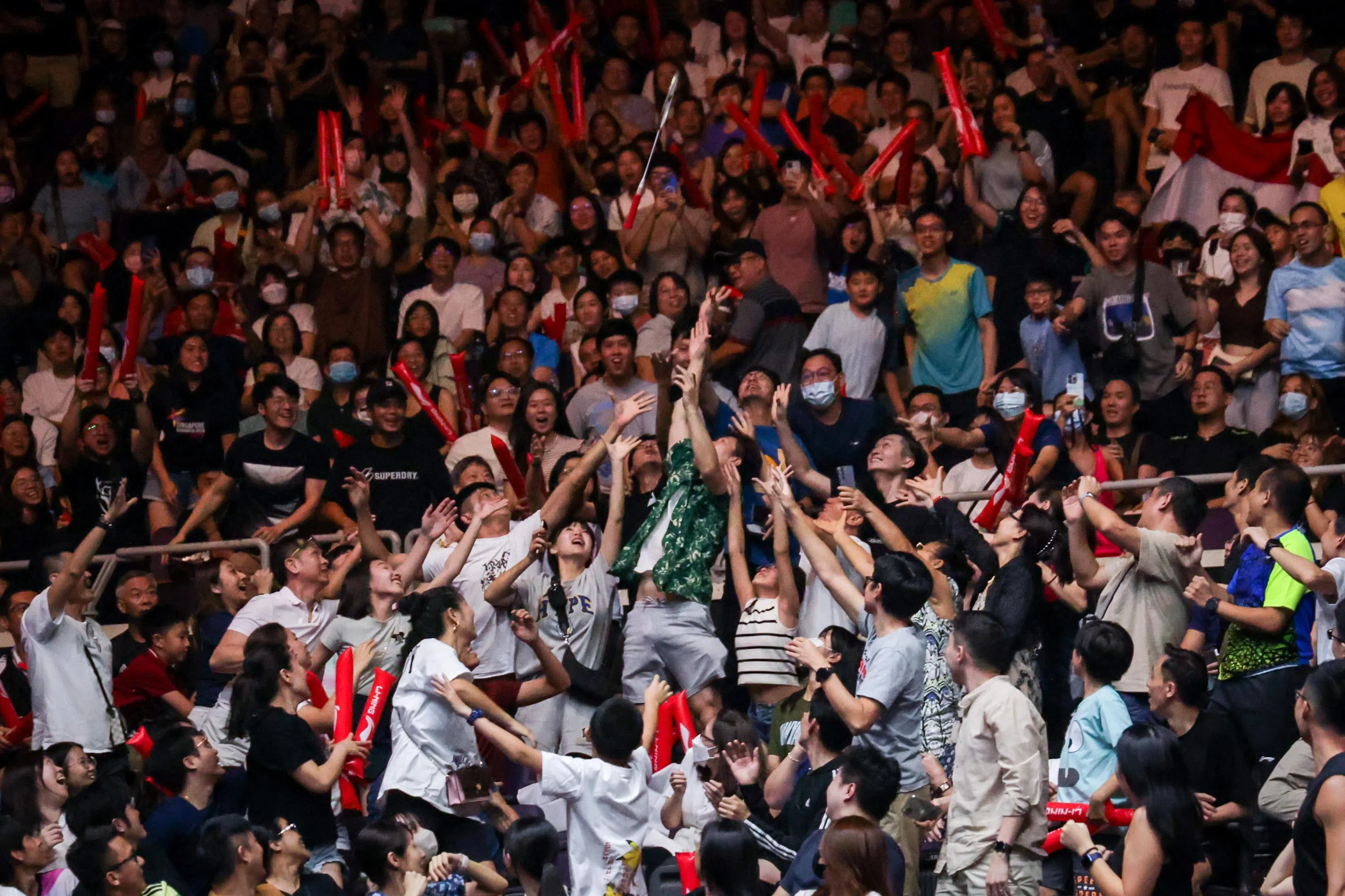 球迷在看台上抢金廷的球拍。（叶振忠摄）