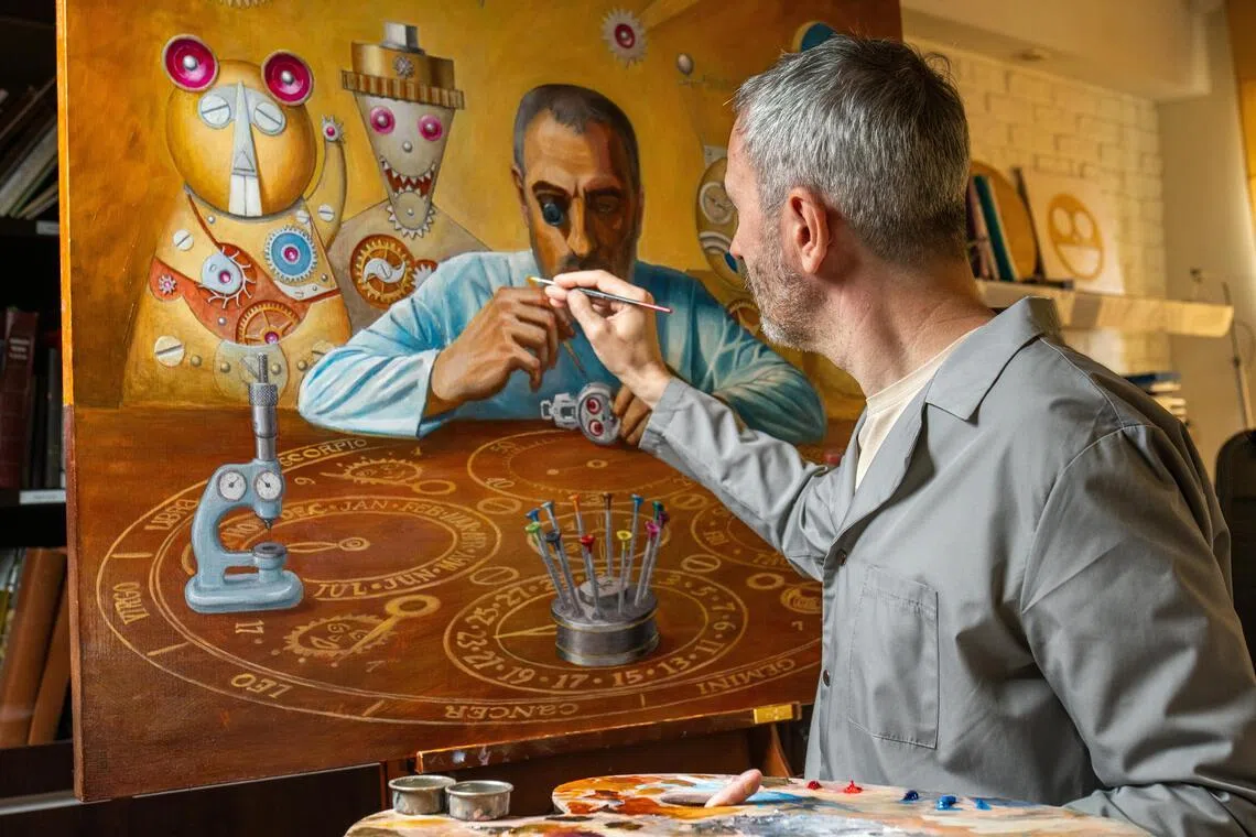 “A Mad Horological Party”是柴金的绘画作品，描绘他本人坐在工作台前，四周环绕“爱丽丝”“疯帽客”“睡鼠”“三月兔”等机械化角色。（柴金提供）