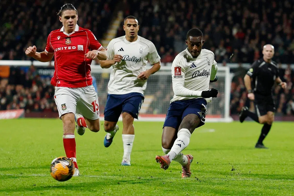 森林翼锋哈德森—奥度伊（右）替补进两球，将比赛拖入加时赛。（路透社）