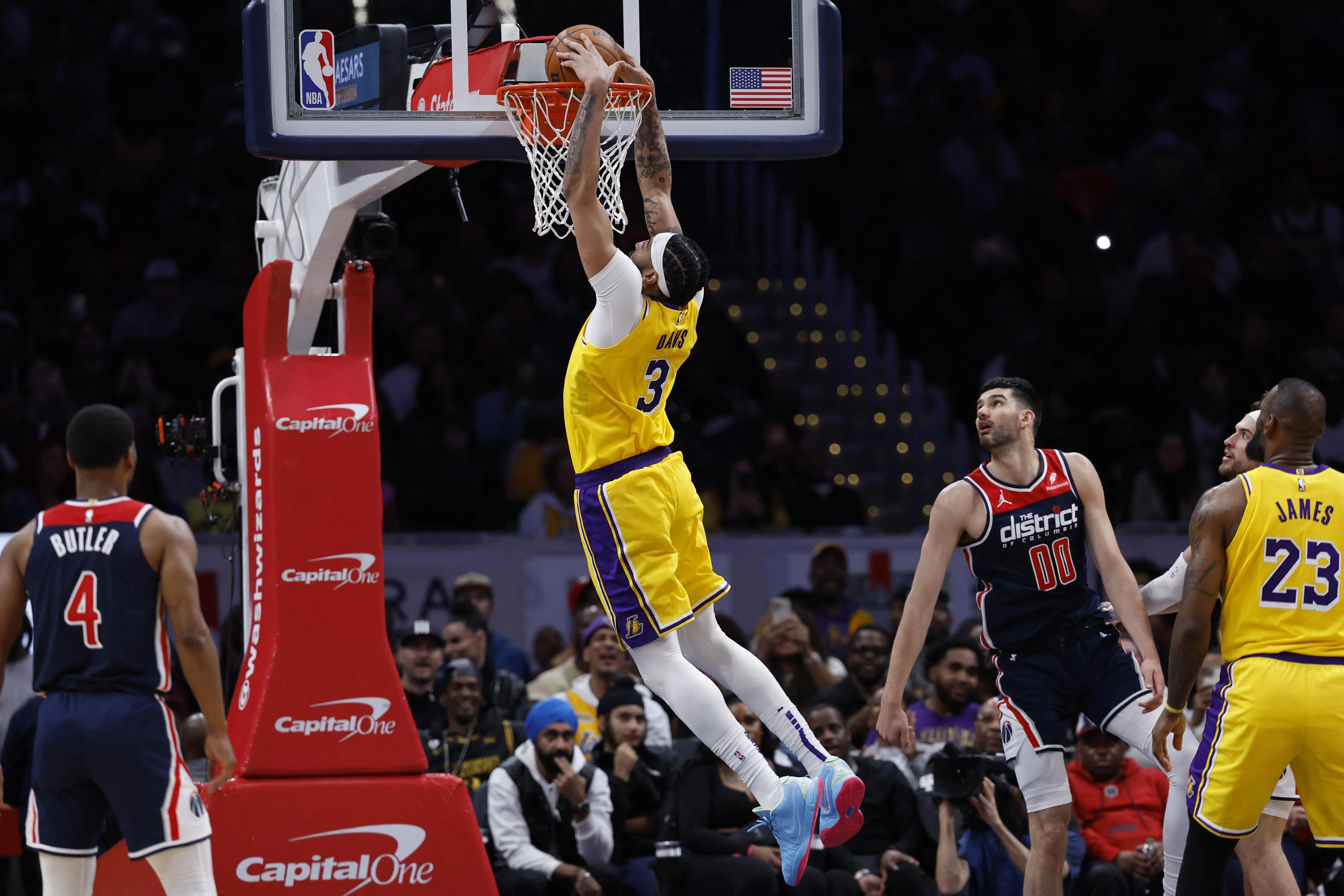 湖人中锋戴维斯在对垒巫师的比赛中灌篮。（路透社）