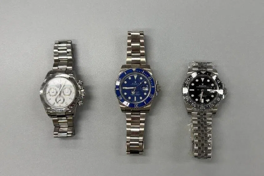 被告要求以三只总值9万4600元的劳力士手表，对换要脱售的手表。（新加坡警察部队提供）