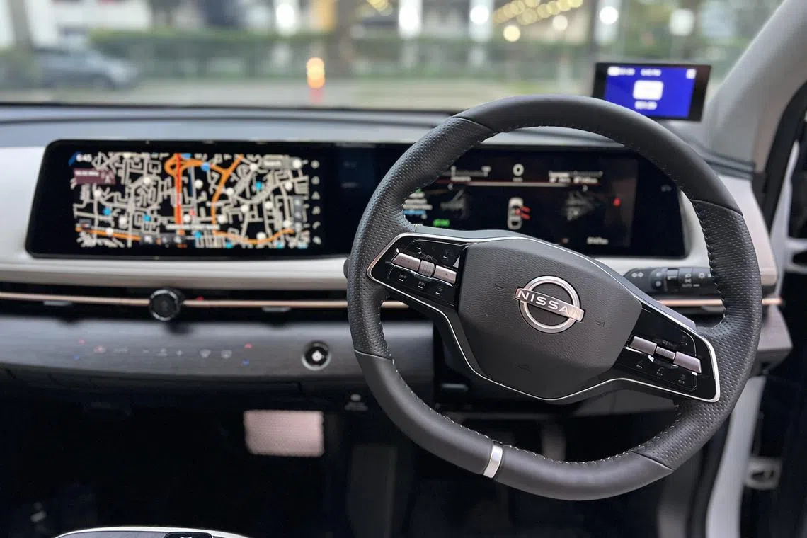 仪表台采用多层次设计，结合织物与木纹饰板，温馨且富层次感。（吴庆康摄）