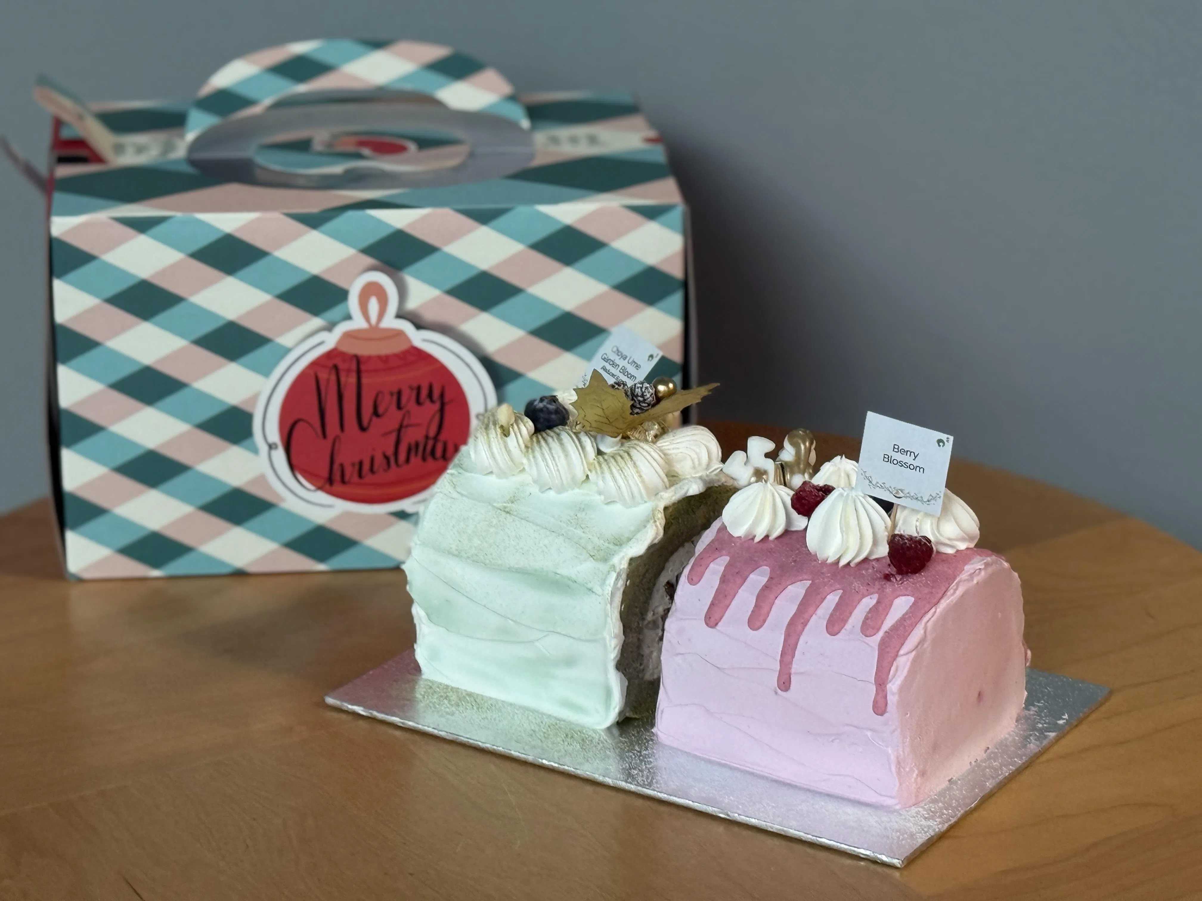 松园新推出的梅酒花园绽放树桐蛋糕（左）和莓果花语树桐蛋糕（右）。（商家提供）