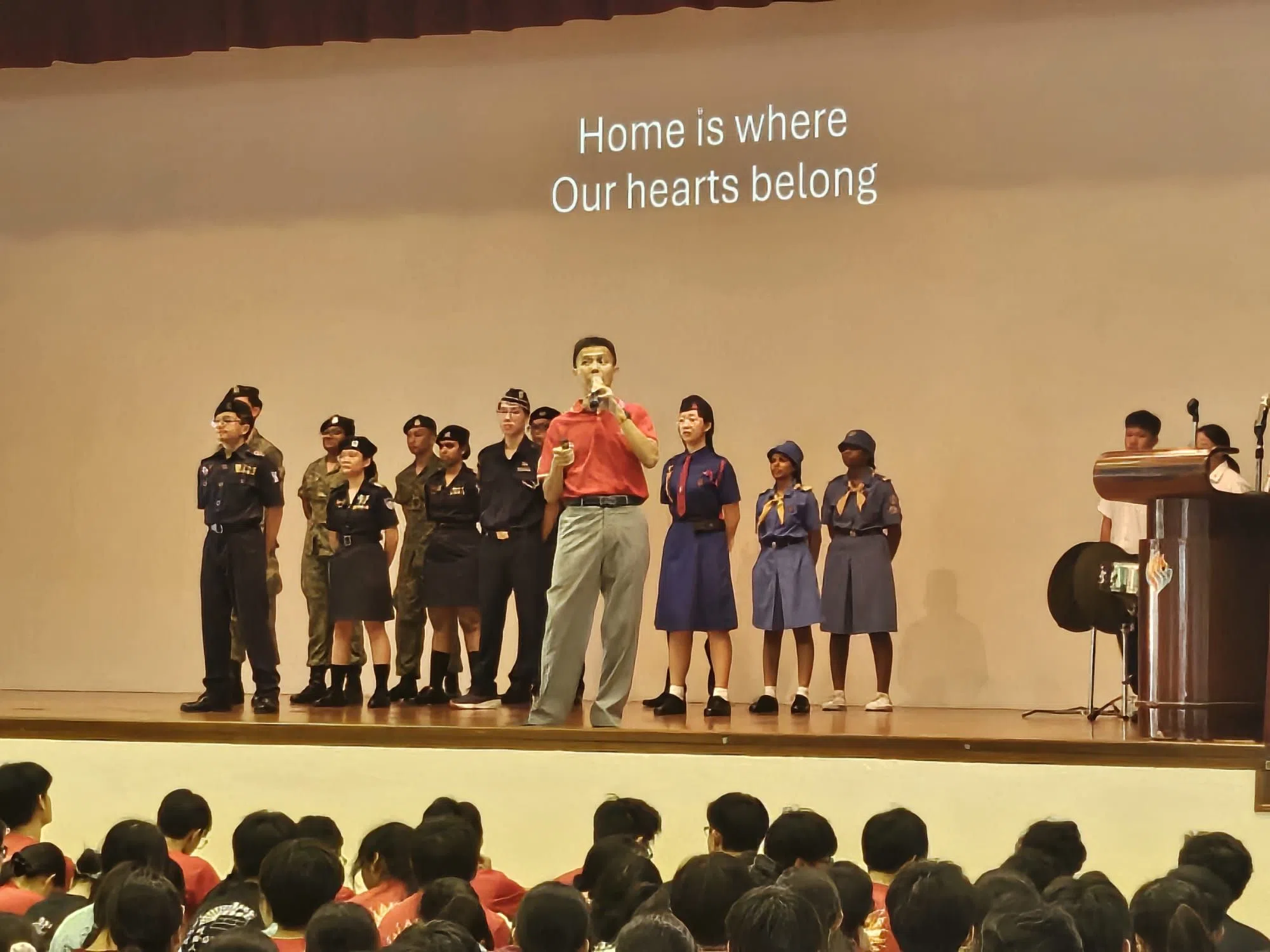 院长王有成（红衣者）说，学校师生积极参与社区志愿服务，为社会注入了温暖与关怀。（安德逊实龙岗初院提供）