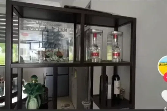 江苏社区回应被慰问困难老人家中摆五粮液：确实不困难