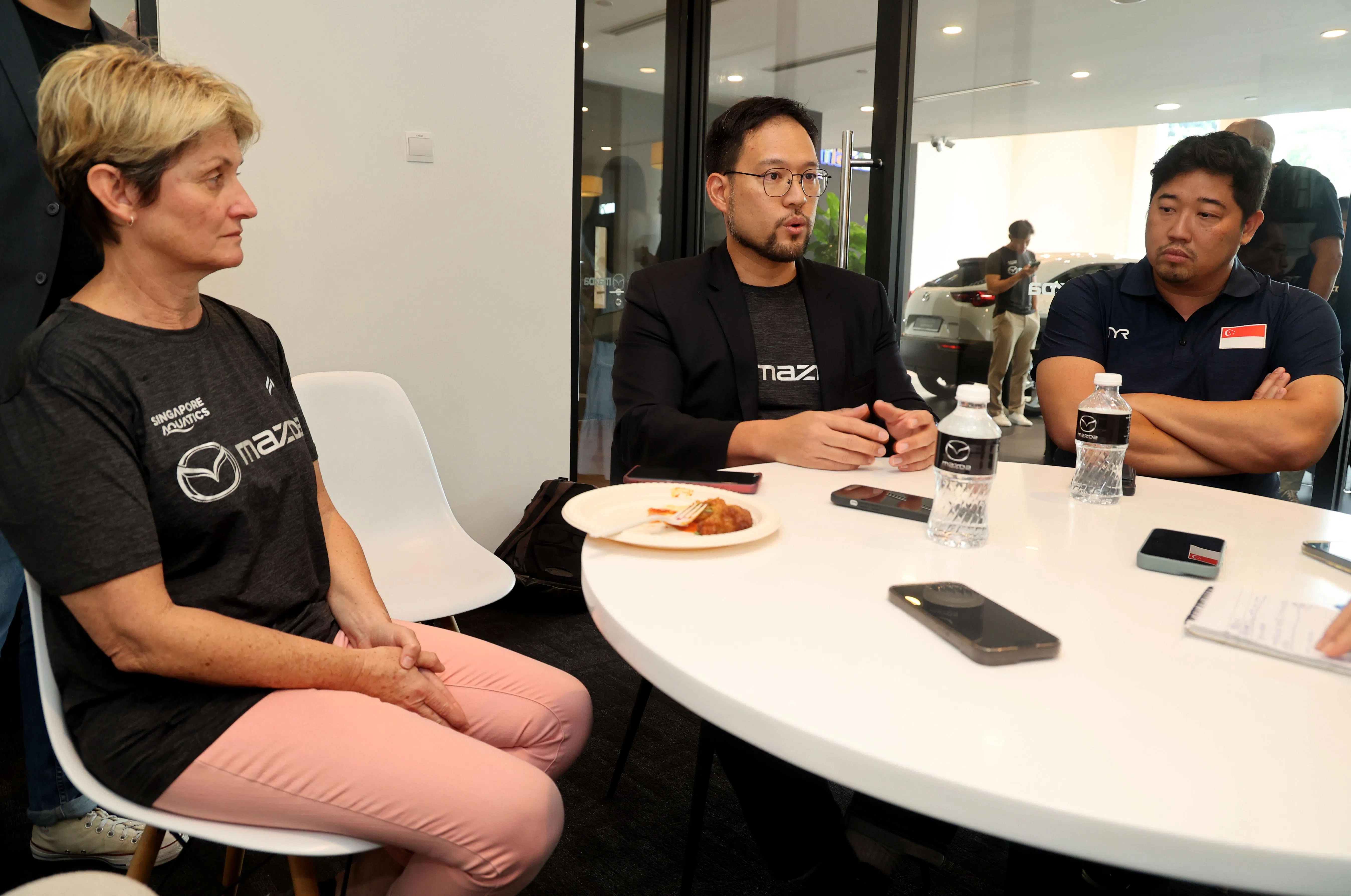 新加坡泳联技术主任索尼娅（左起）、秘书长吴多泉和总教练陈利裕回答媒体疑问。（邬福梁摄）