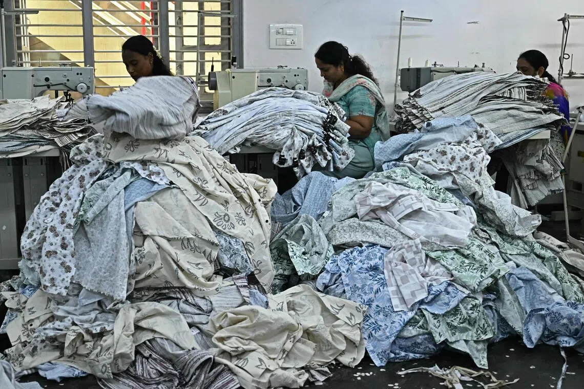 印度纺织业是受到美国关税冲击的行业之一。图为班加罗尔一家服装制造厂。（法新社）