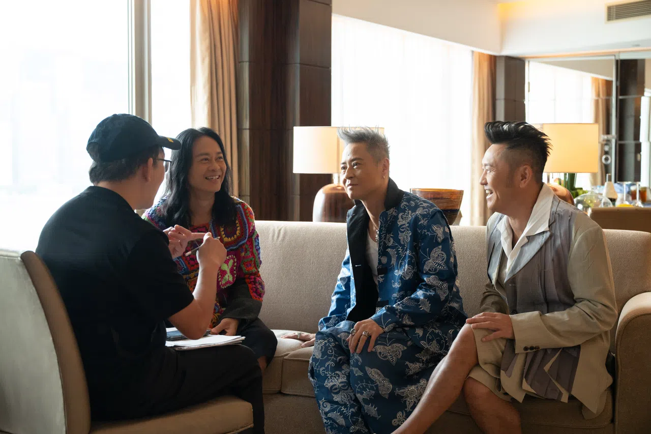 草蜢三子接受《联合早报》记者访问时说，不相信他们还能唱跳的，欢迎入场见证。（创时代提供）