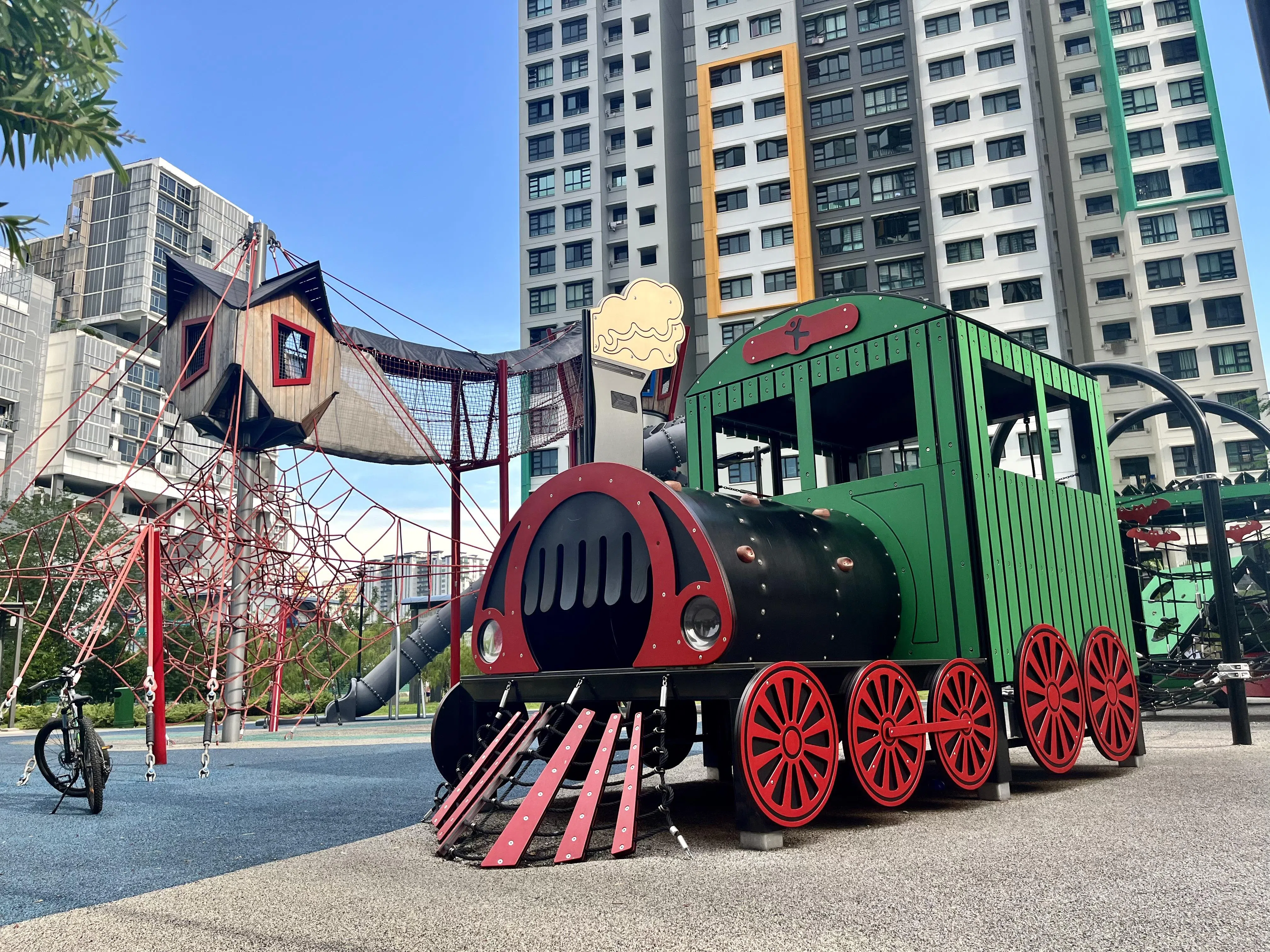 惹兰德惠一带，过去可见火车从丹戎巴葛开往兀兰和新山，现在迎来火车主题游乐场。（陈映蓁摄）