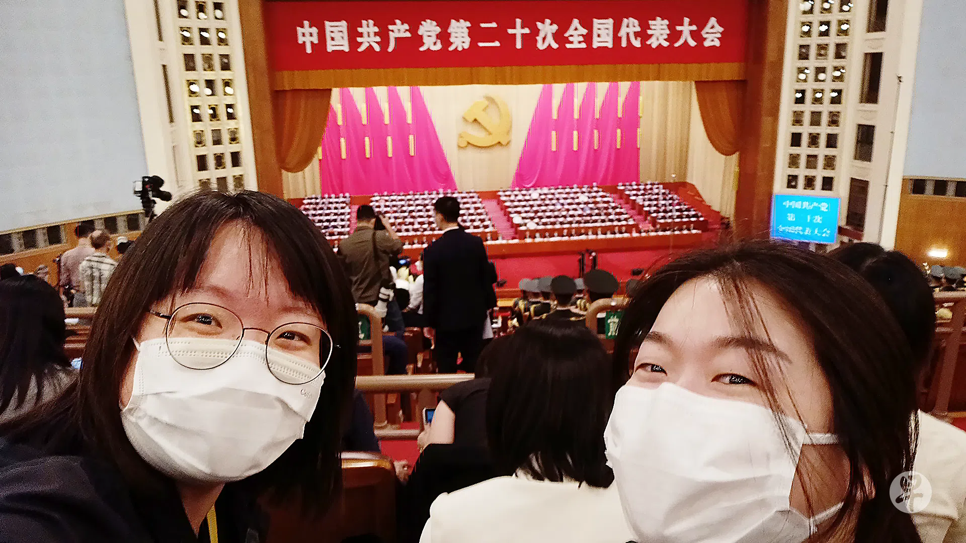 中共二十大2022年10月16日至22日在北京人民大会堂召开，《联合早报》北京特派员杨丹旭（左）全程采访。（黄小芳提供）