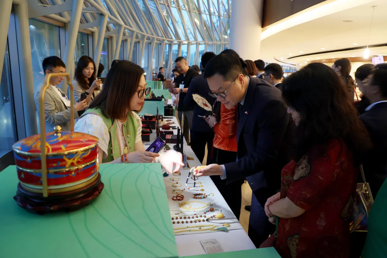 文化周开幕式现场设置了非遗展览，青匠box·青春市集上，青年手工匠人带来玉雕、漆器、檀香扇、微型明式家具等非遗作品。（龙国雄摄）