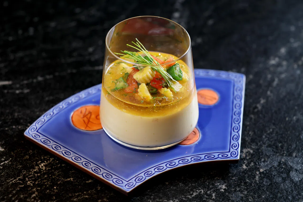 茶碗蒸也可以冷吃，大辉做的这道冰冻版茶碗蒸，是一道咸甜交融的创意料理。（龙国雄摄）